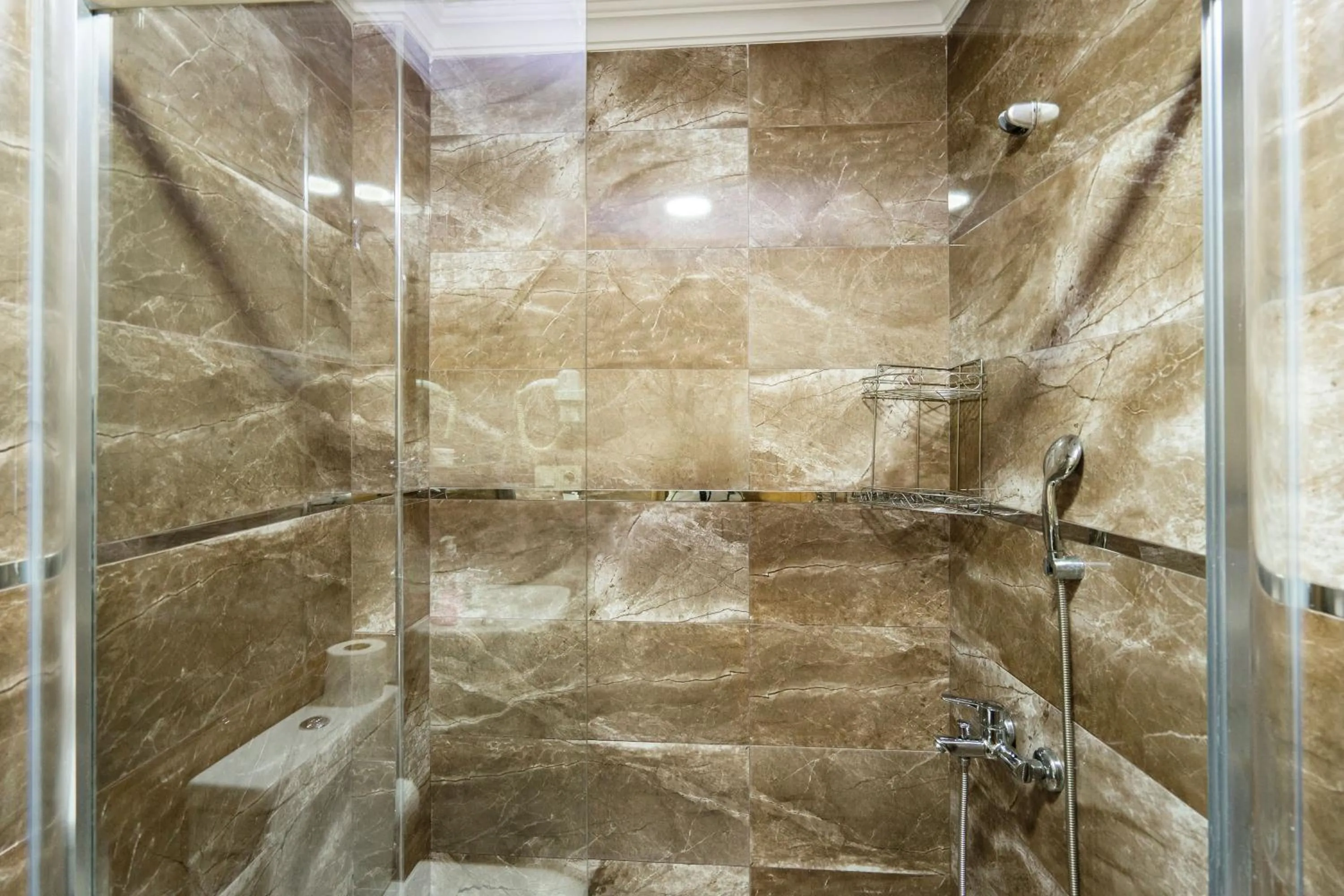 Shower in Harbour Suites Old City