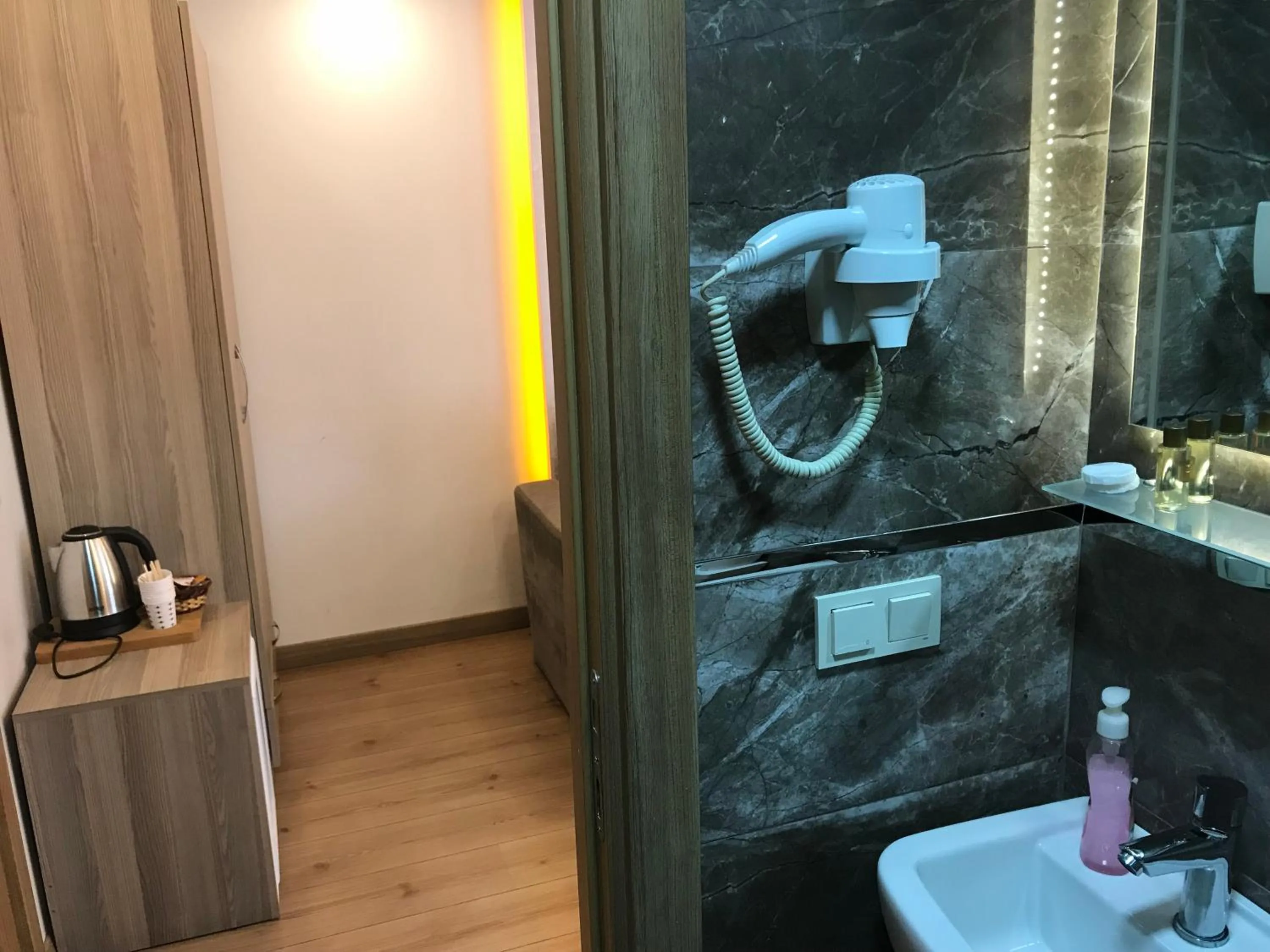 Shower in Harbour Suites Old City