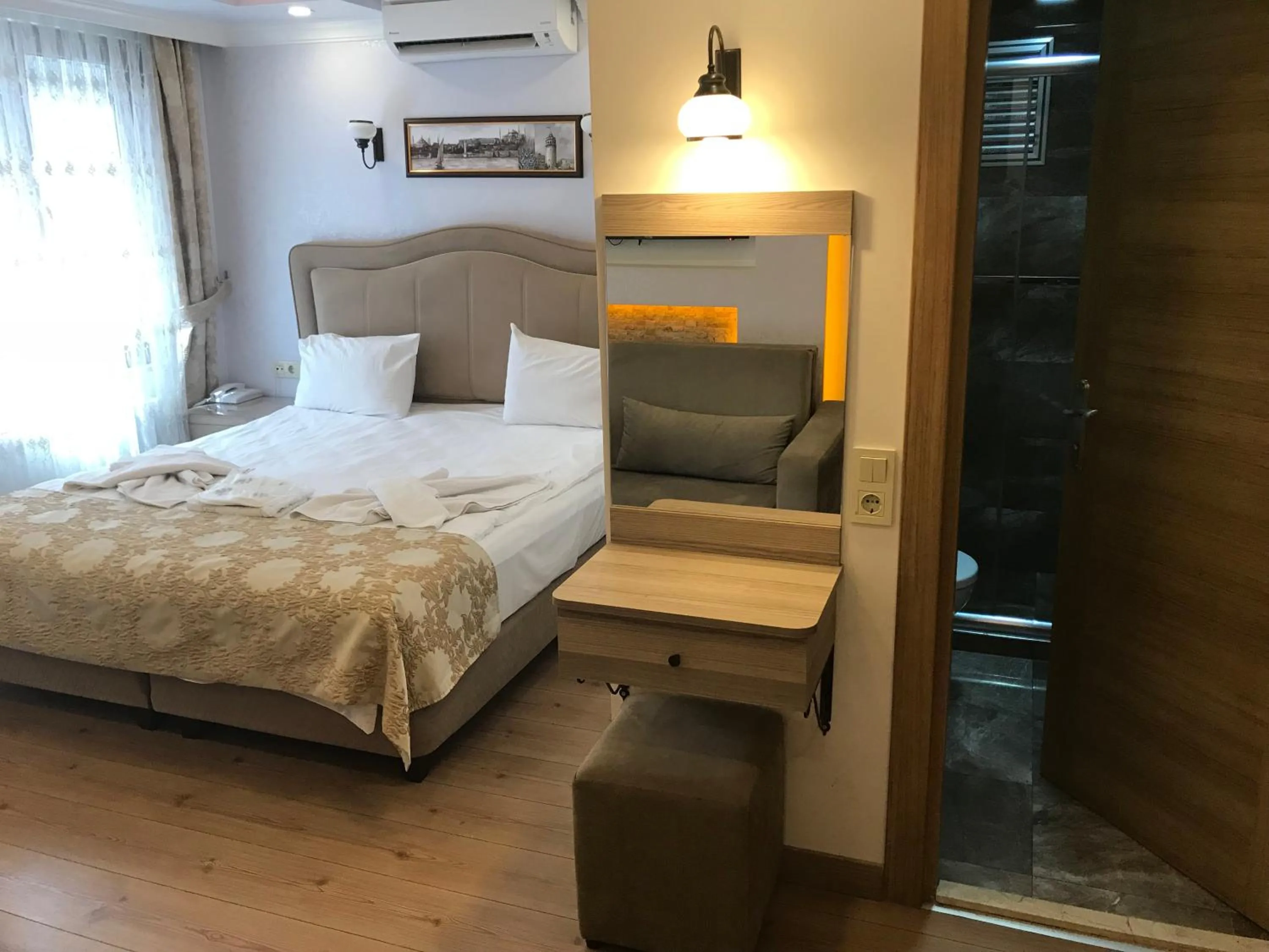 Bed in Harbour Suites Old City