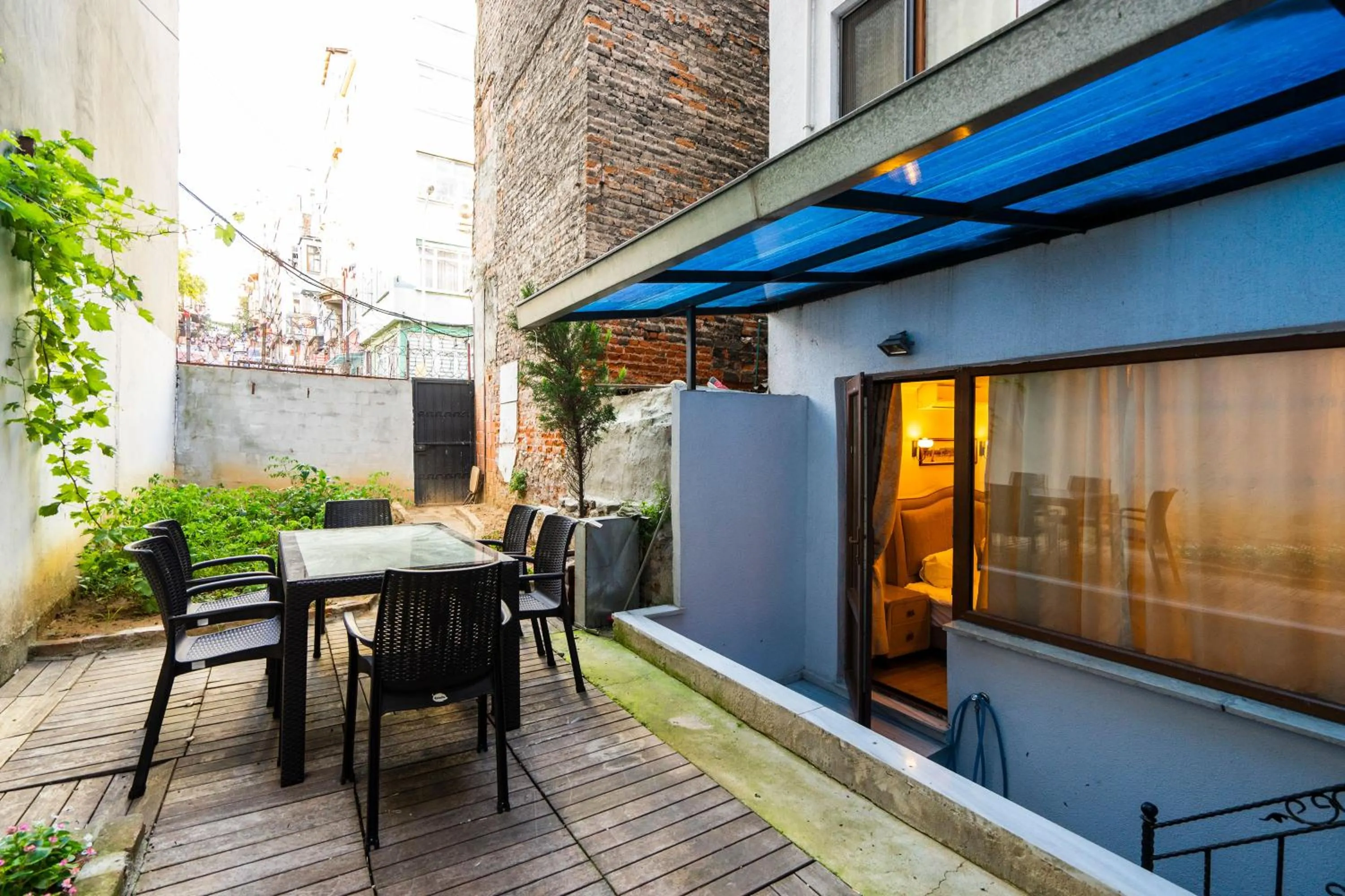 Garden in Harbour Suites Old City