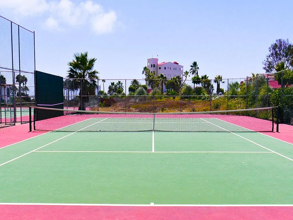 Tennis court in Hacienda Bajamar
