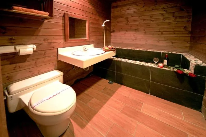 Bathroom in Ming Lu Holiday Hotel