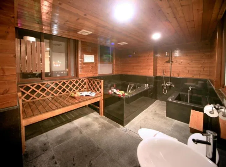 Bathroom in Ming Lu Holiday Hotel