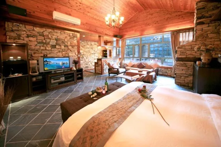 Communal lounge/ TV room, Bed in Ming Lu Holiday Hotel