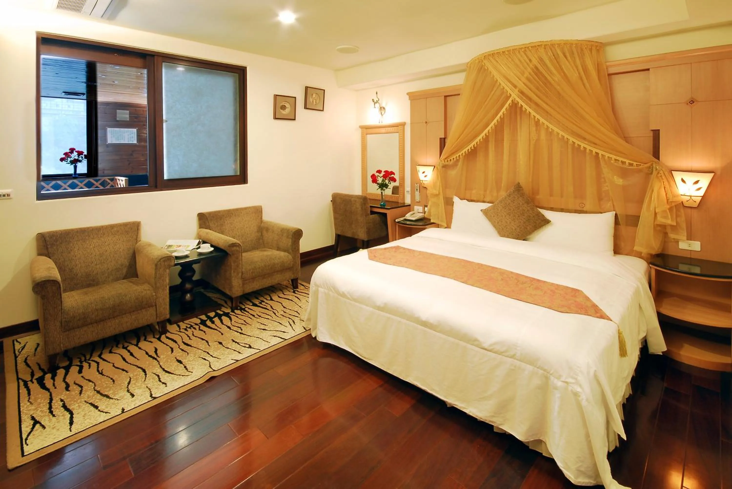 Living room, Bed in Ming Lu Holiday Hotel