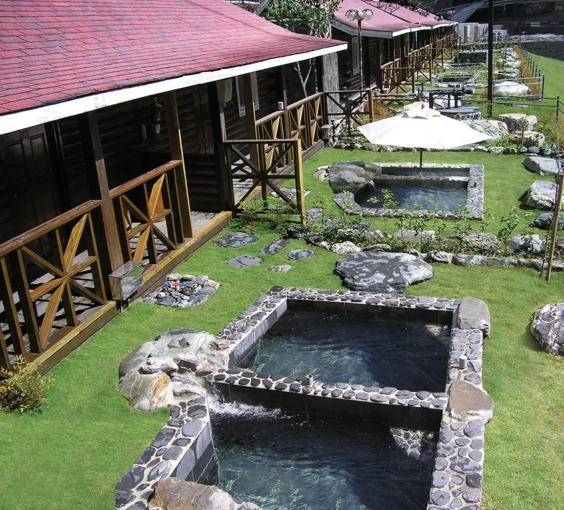 Spring in Ming Lu Holiday Hotel