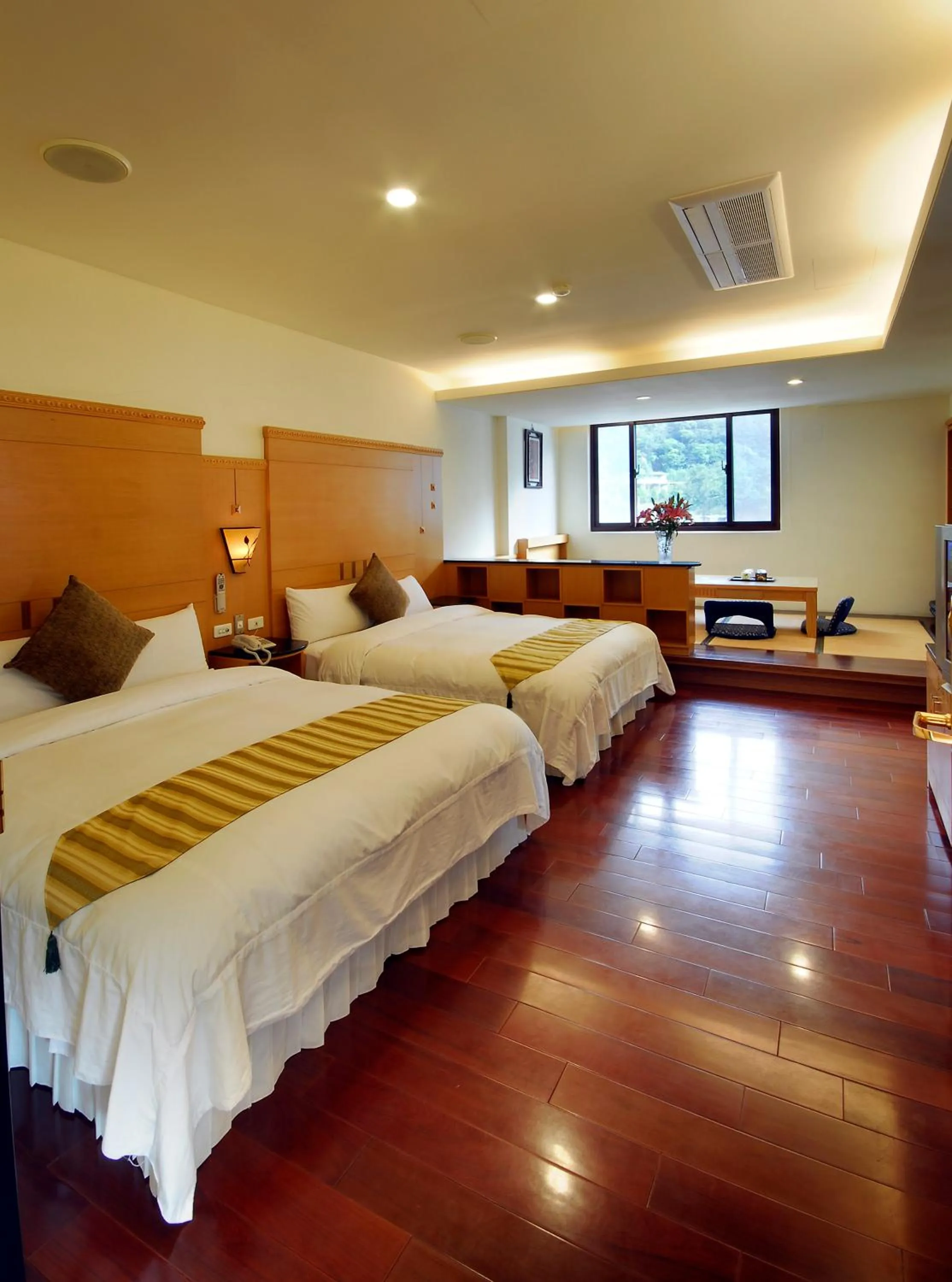 Living room, Bed in Ming Lu Holiday Hotel