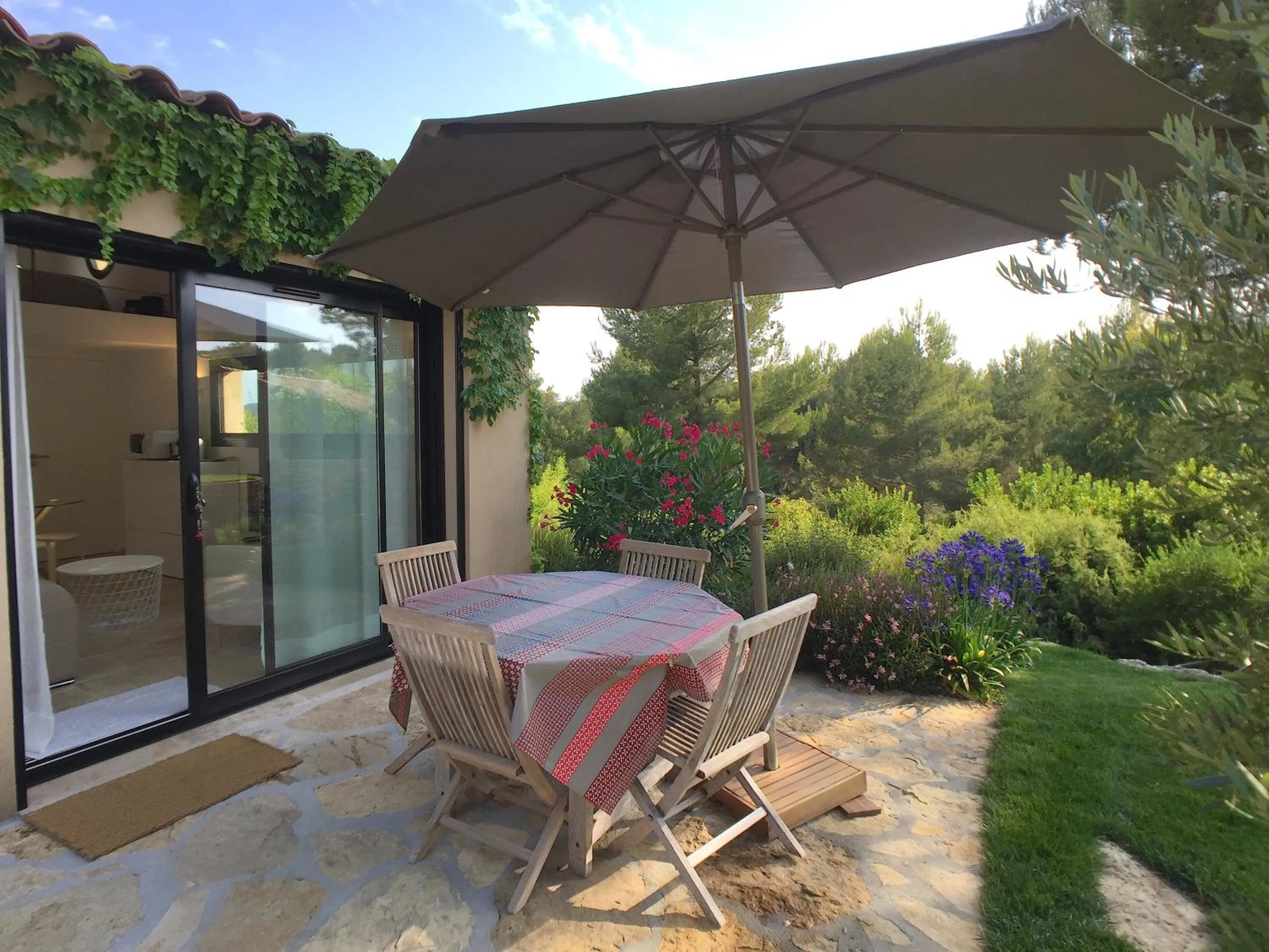 Patio in Mer et Provence