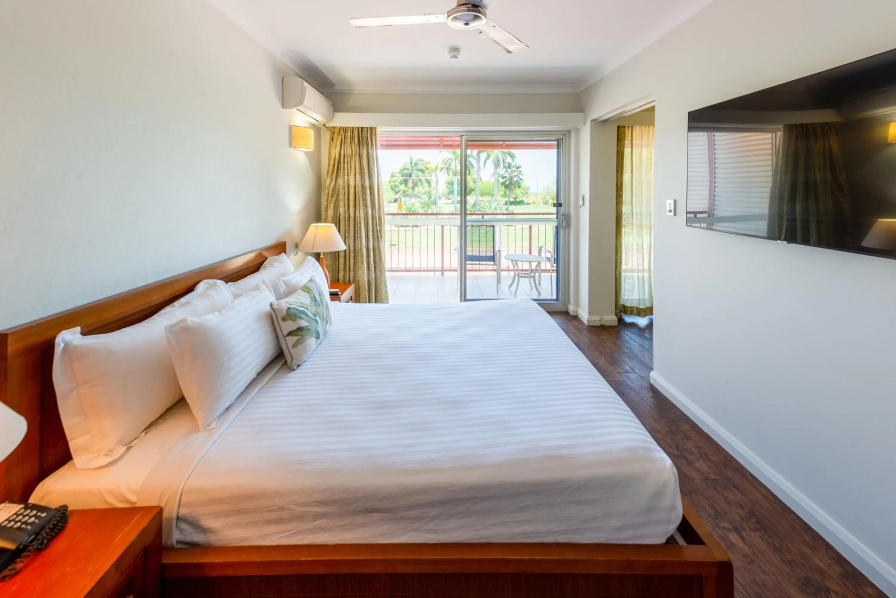 Balcony/Terrace, Bed in The Continental Hotel