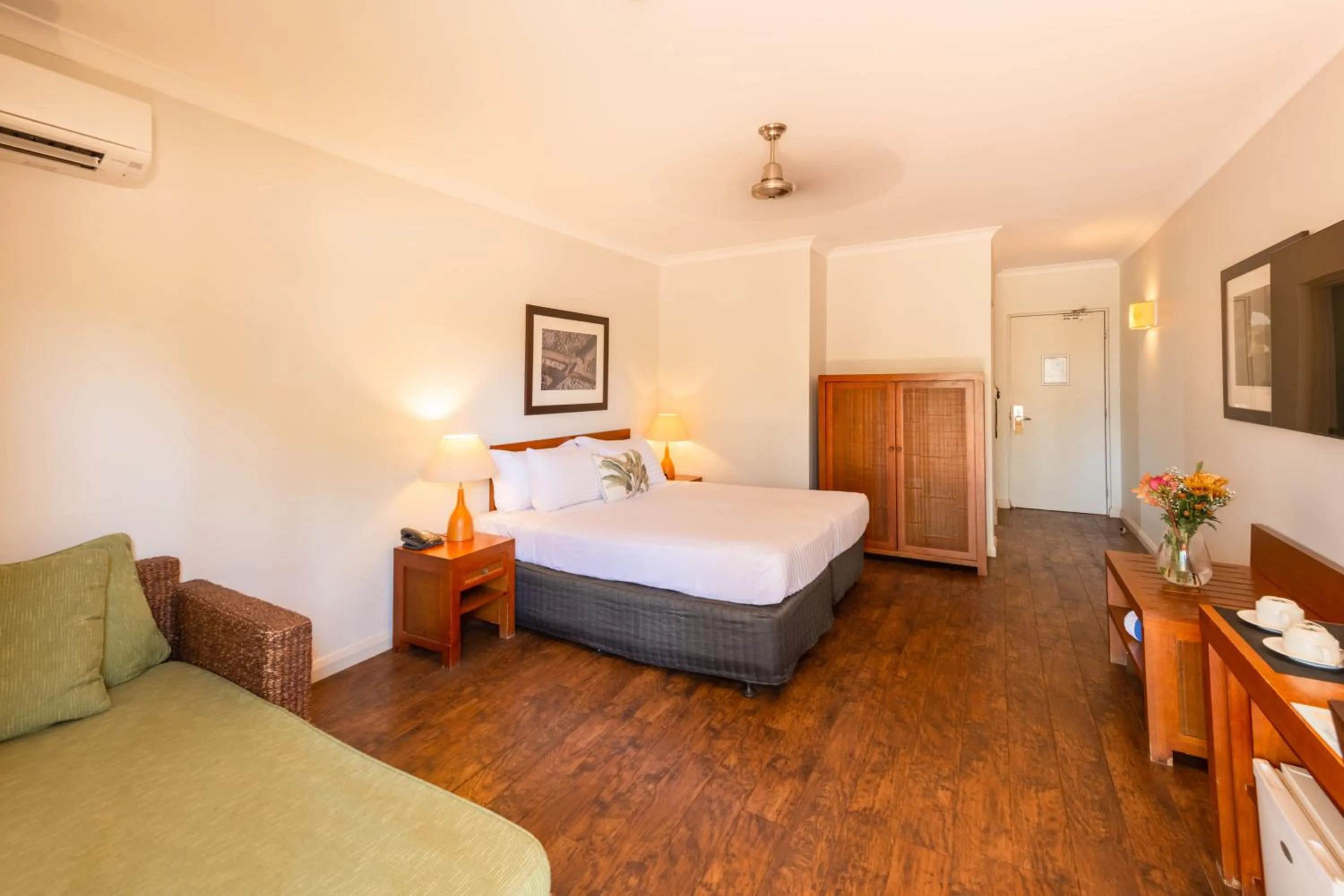 Bedroom, Bed in The Continental Hotel