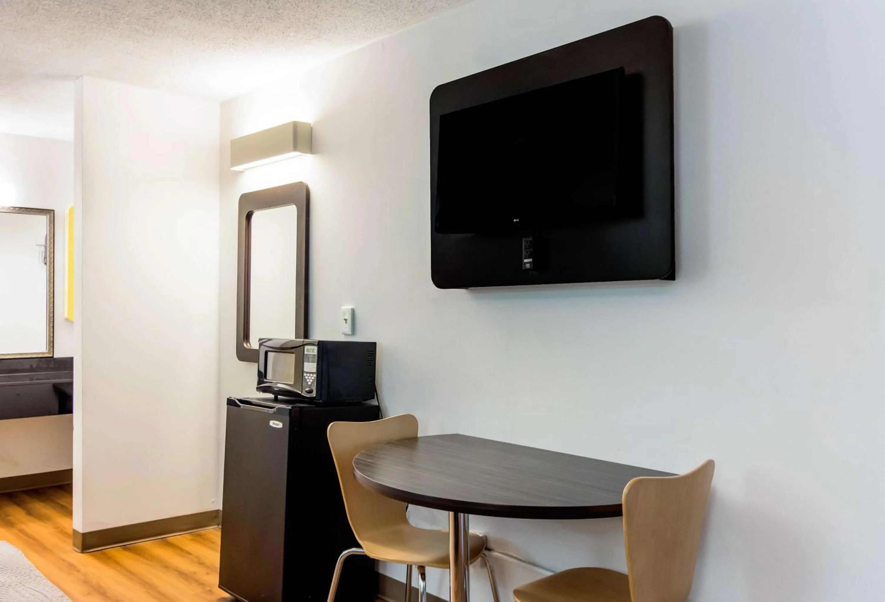 Photo of the whole room in Motel-6 Lagrange Ga