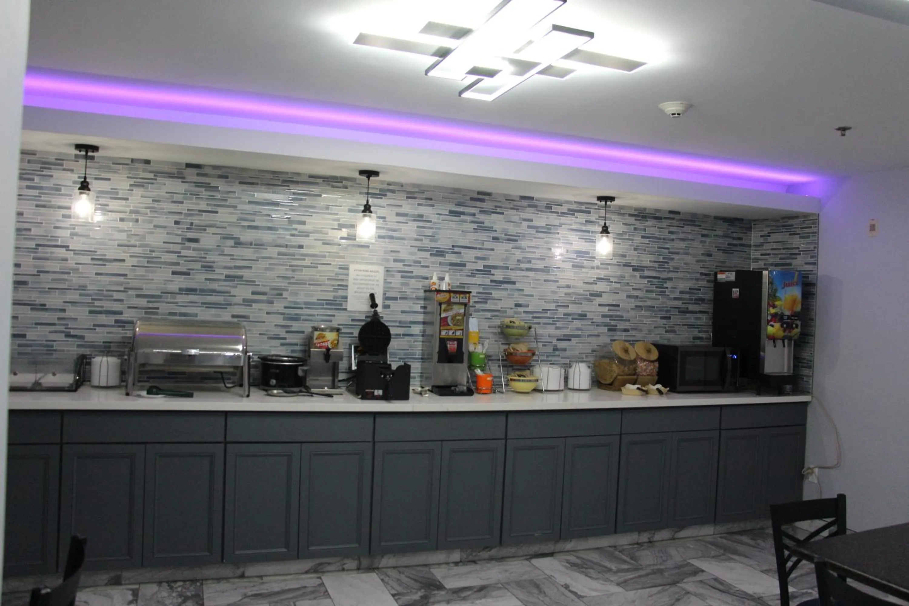 Breakfast in Douglas Inn & Suites