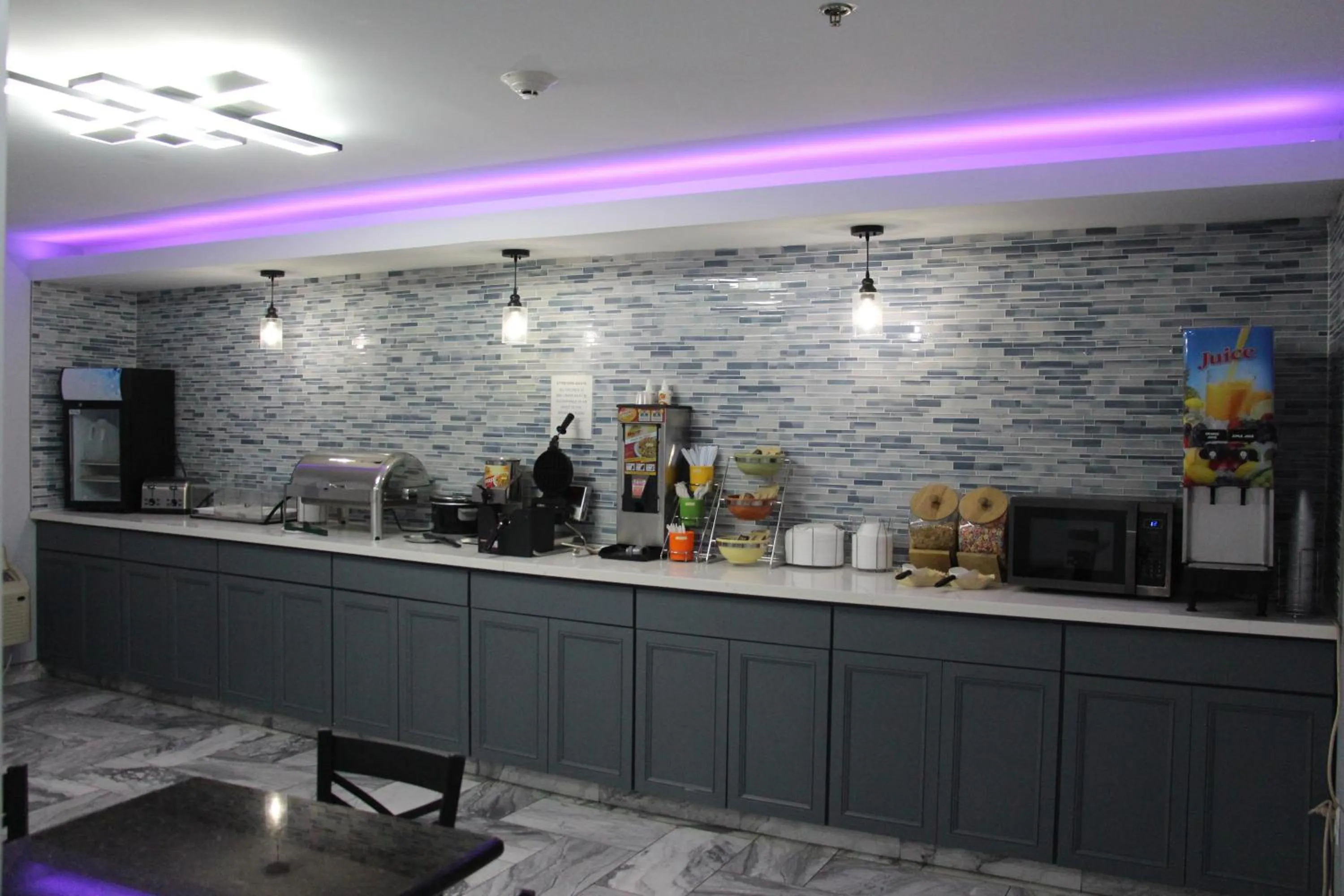 Breakfast in Douglas Inn & Suites