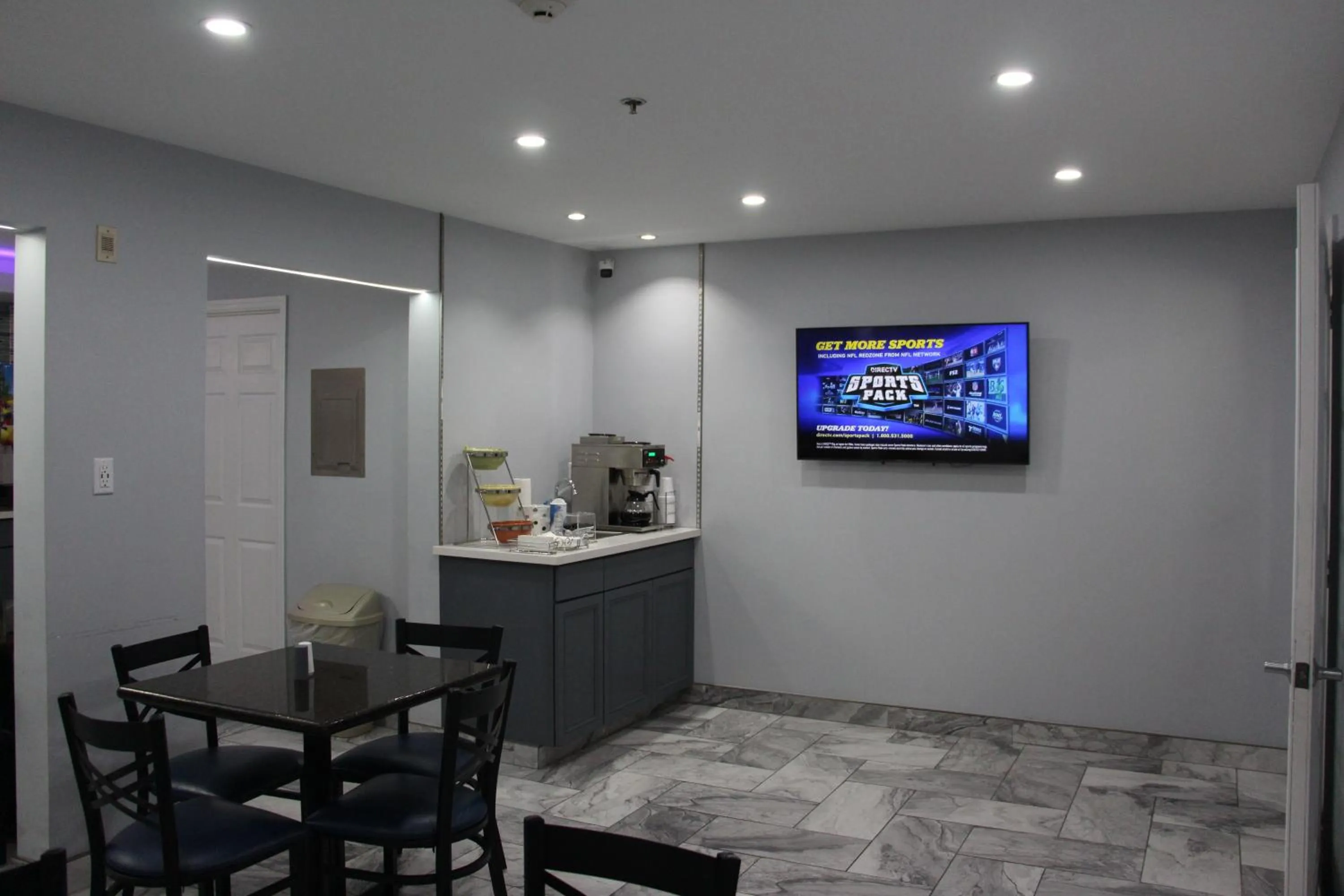 Breakfast in Douglas Inn & Suites