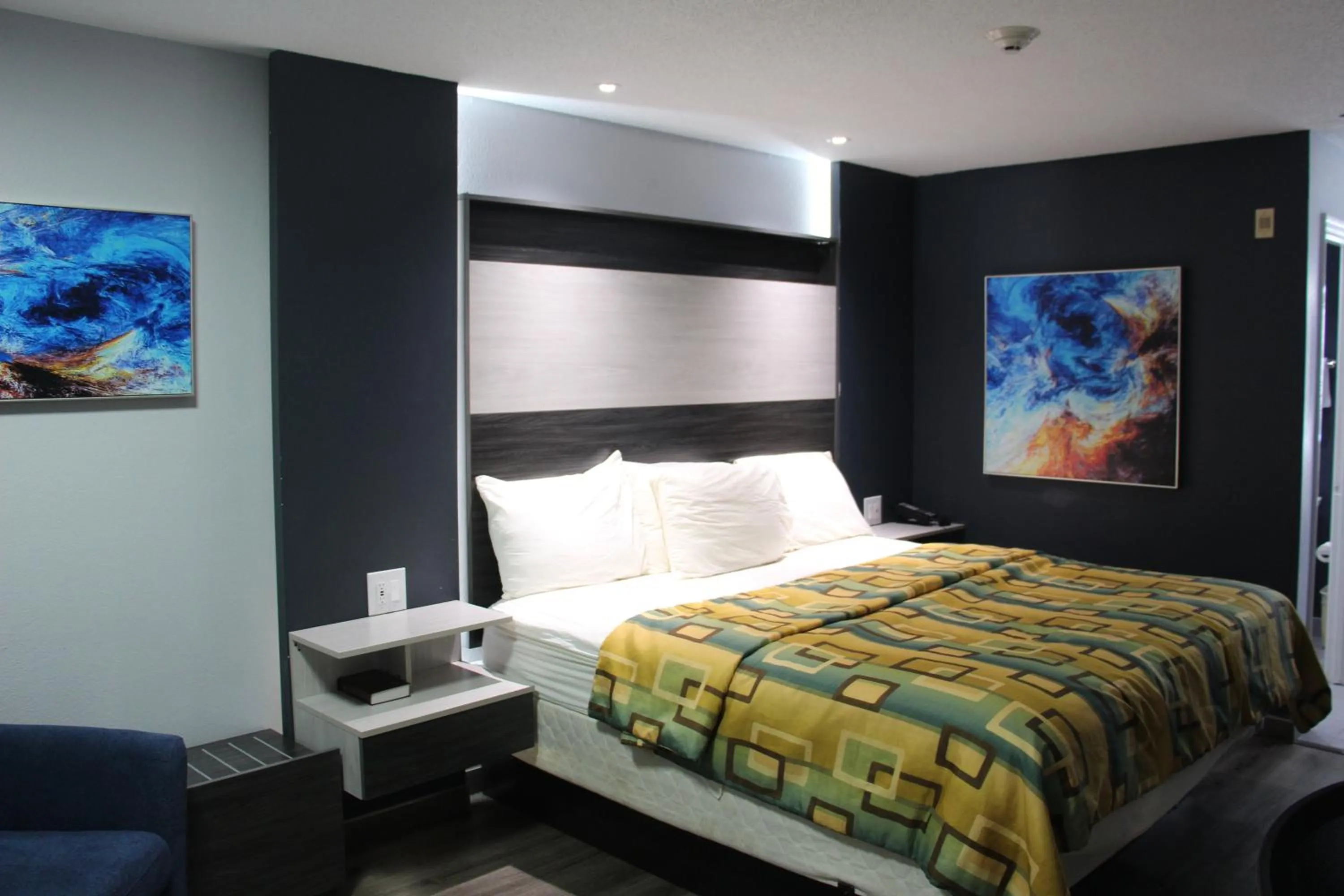 Bed in Douglas Inn & Suites