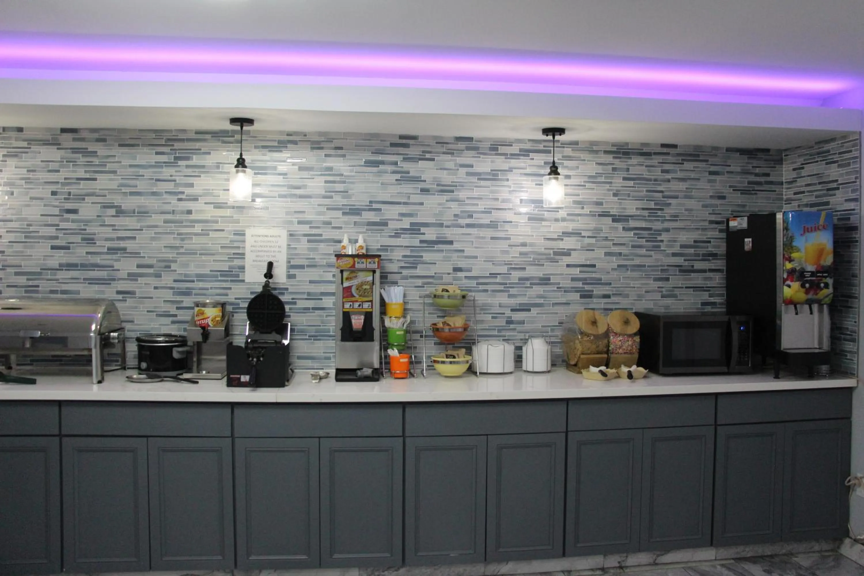 Breakfast in Douglas Inn & Suites