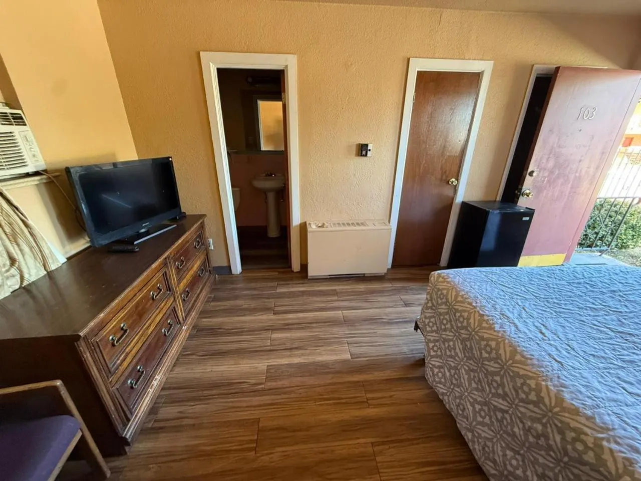 Bedroom, Bed in Springs Inn by Capital O I 25