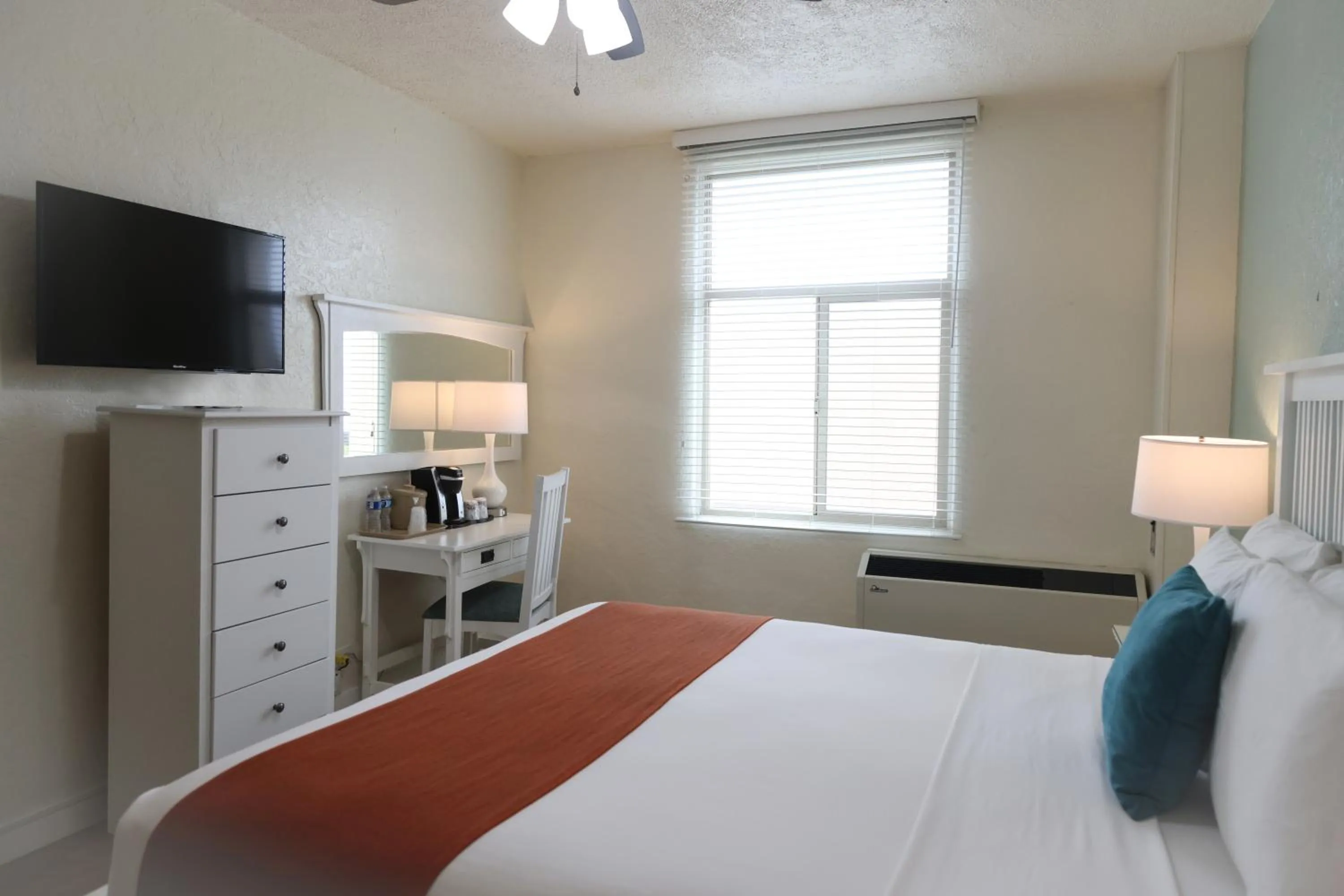 Bed in Hotel Carmel Santa Monica