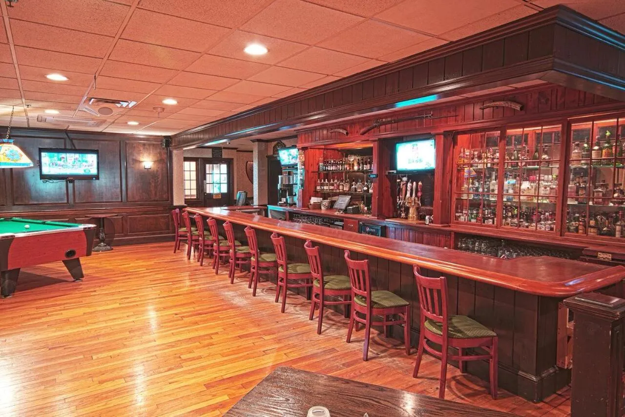 Billiard, Lounge/Bar in The Inn at Reading Hotel & Conference Center