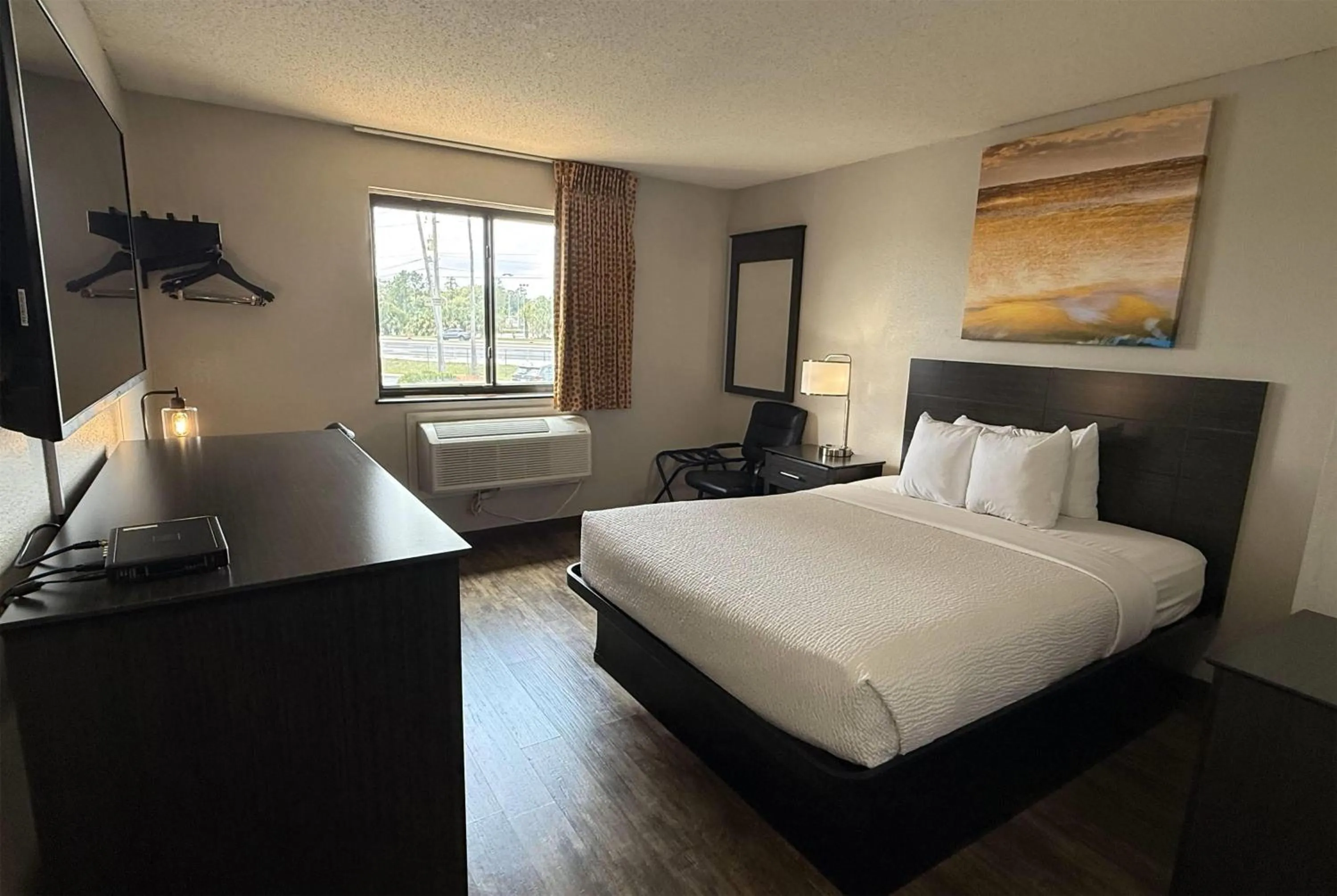 Photo of the whole room, Bed in Days Inn by Wyndham Orange Park/Jacksonville