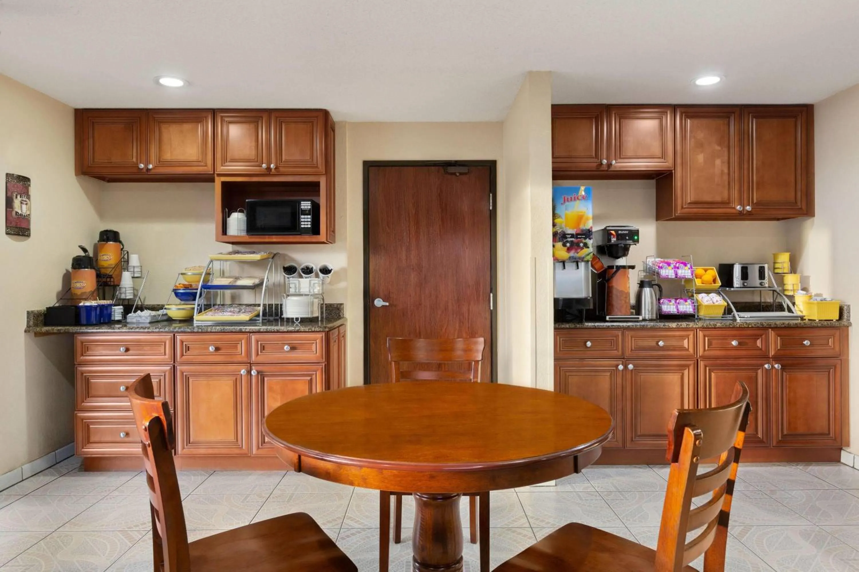 Restaurant/places to eat in Days Inn by Wyndham Orange Park/Jacksonville