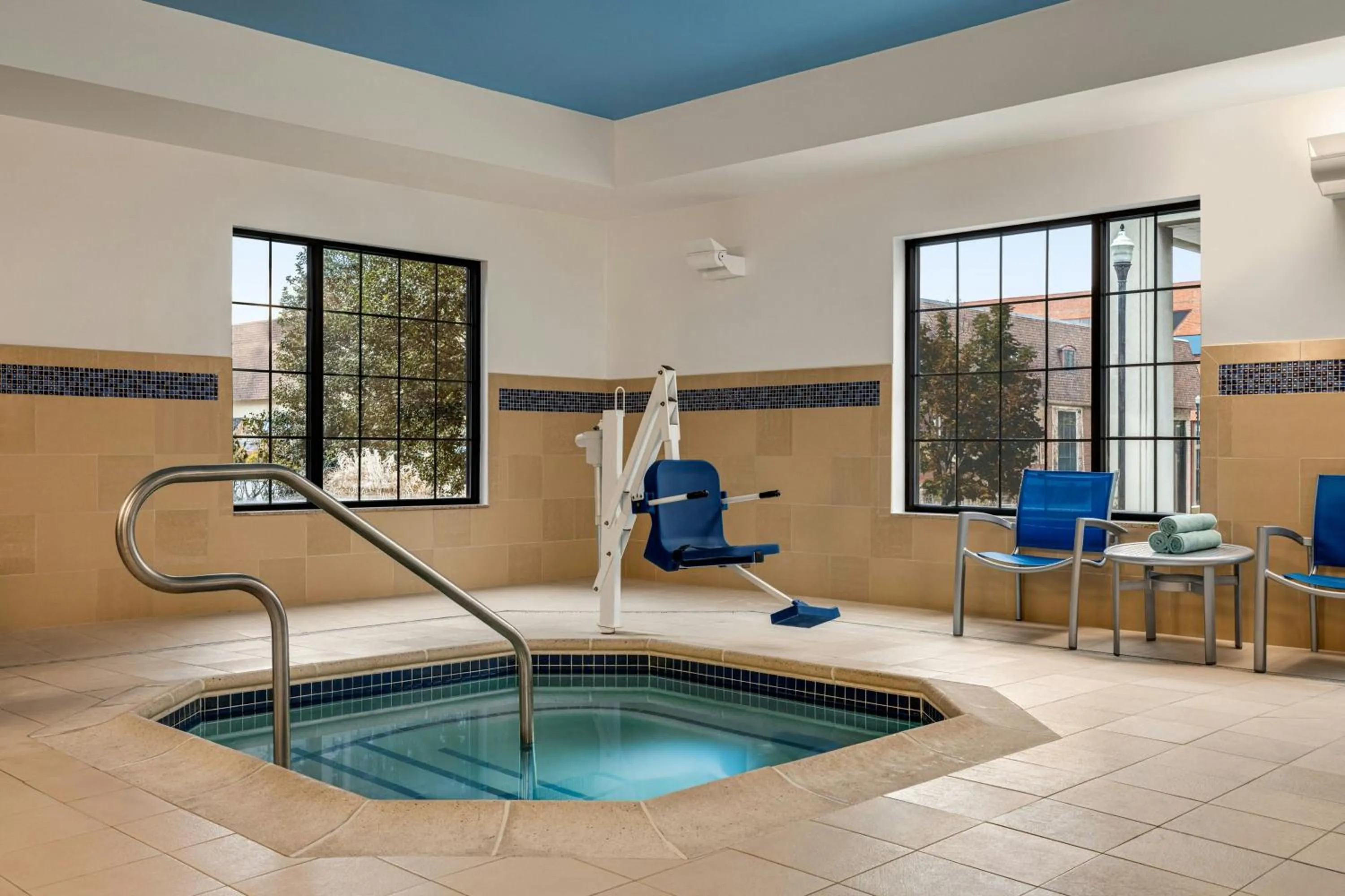 Swimming pool in TownePlace Suites by Marriott Williamsport