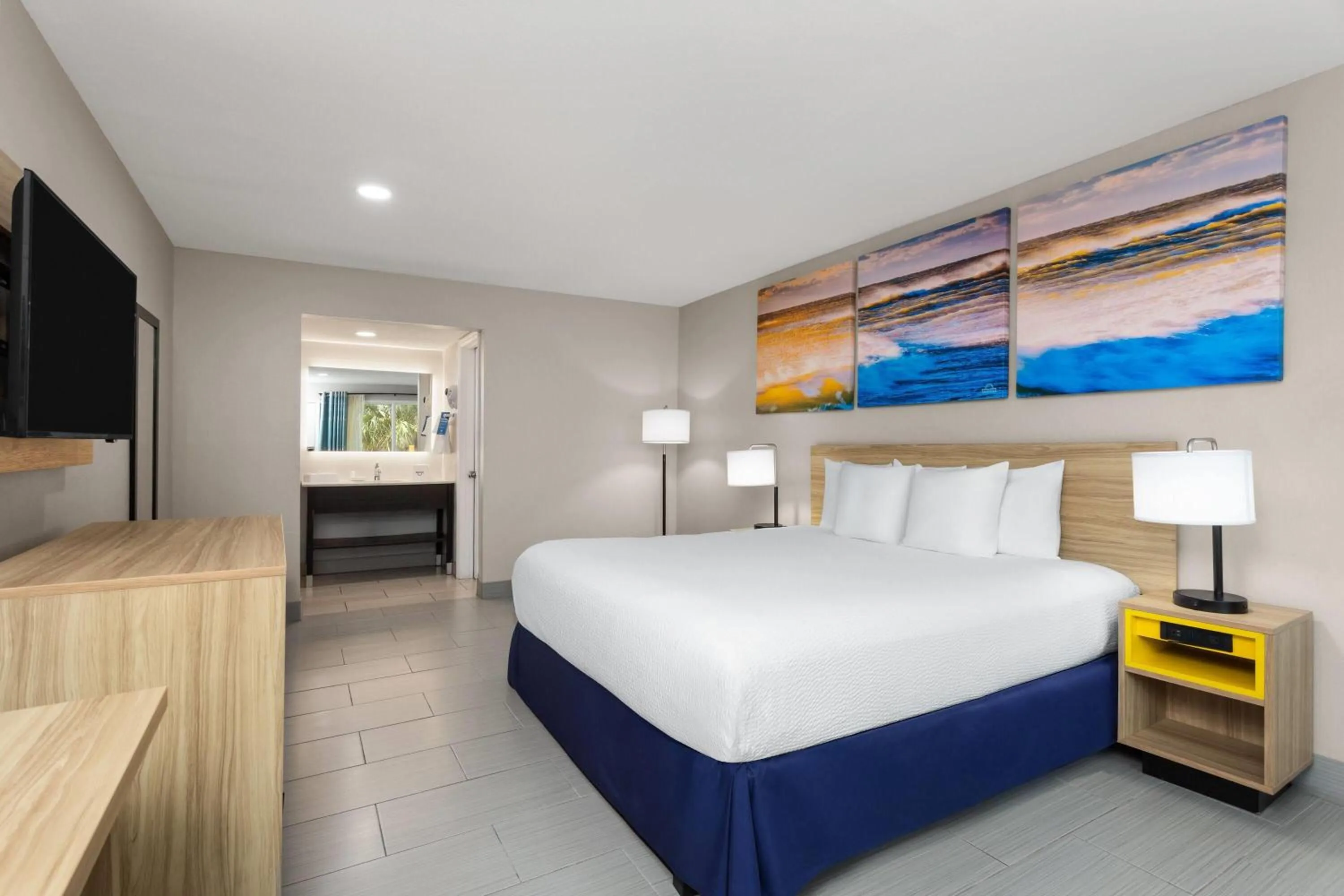 Photo of the whole room, Bed in Days Inn by Wyndham Fort Myers Springs Resort