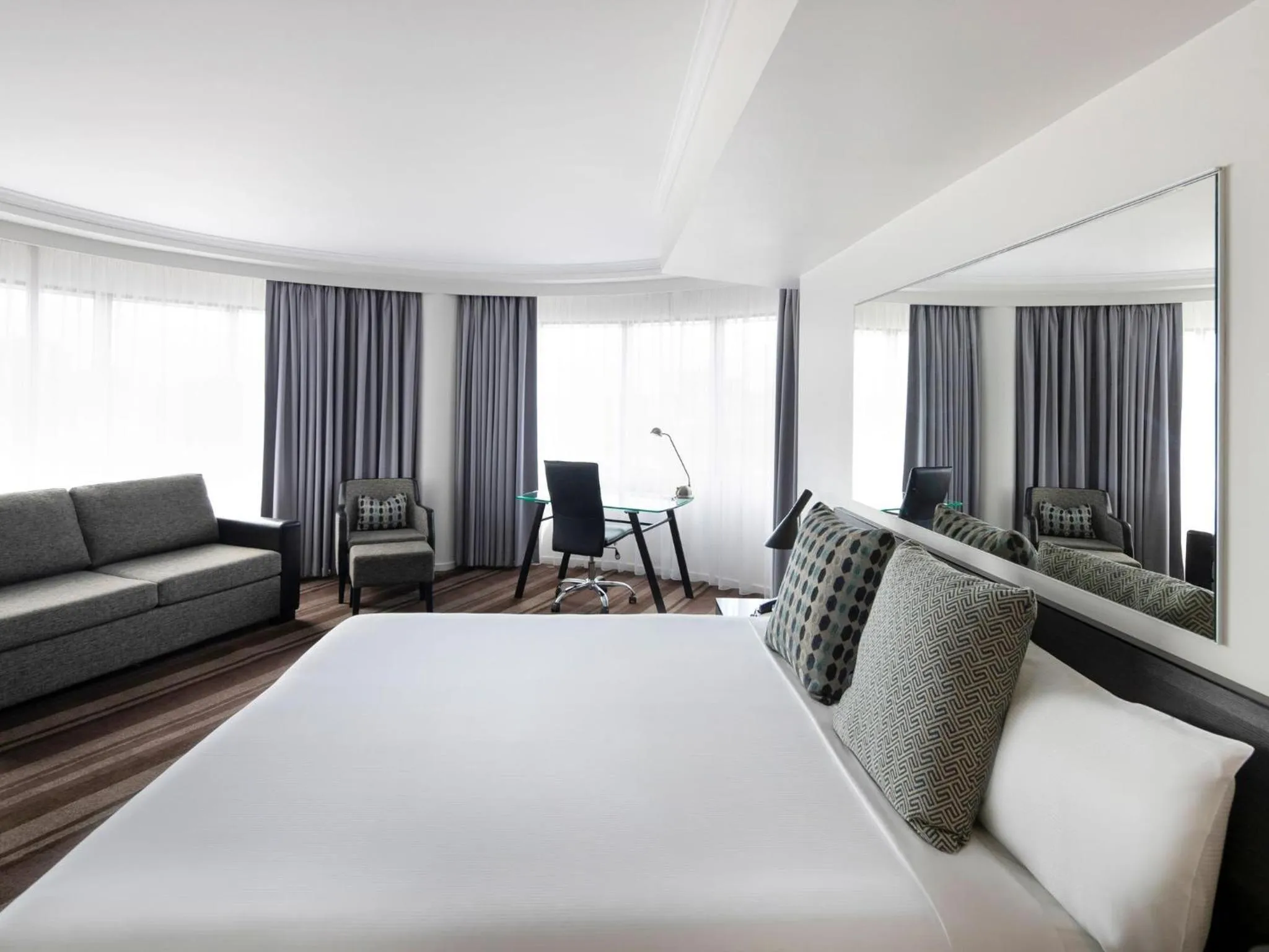 Bedroom, Bed in Mercure Sydney
