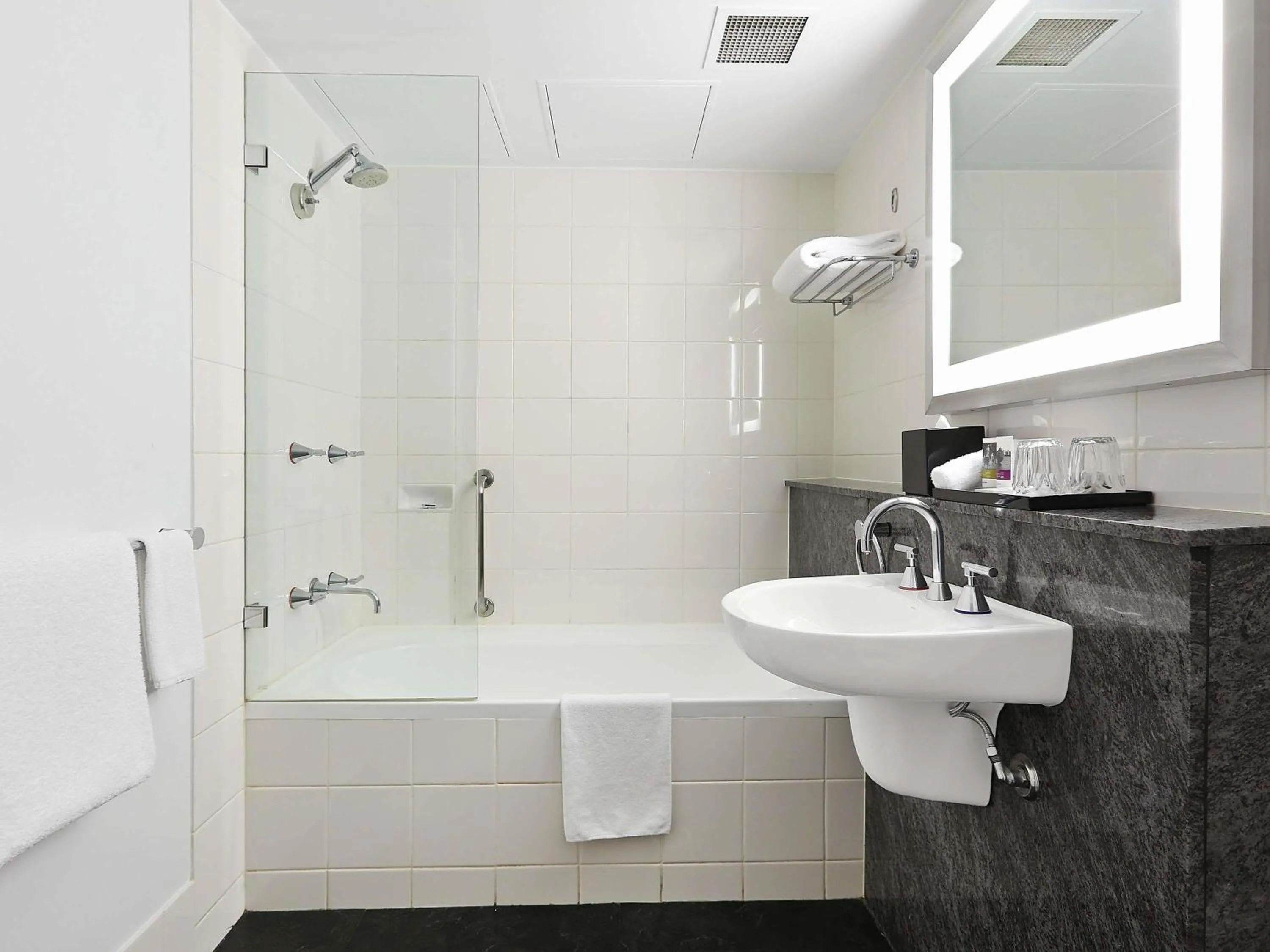 Bedroom in Mercure Sydney