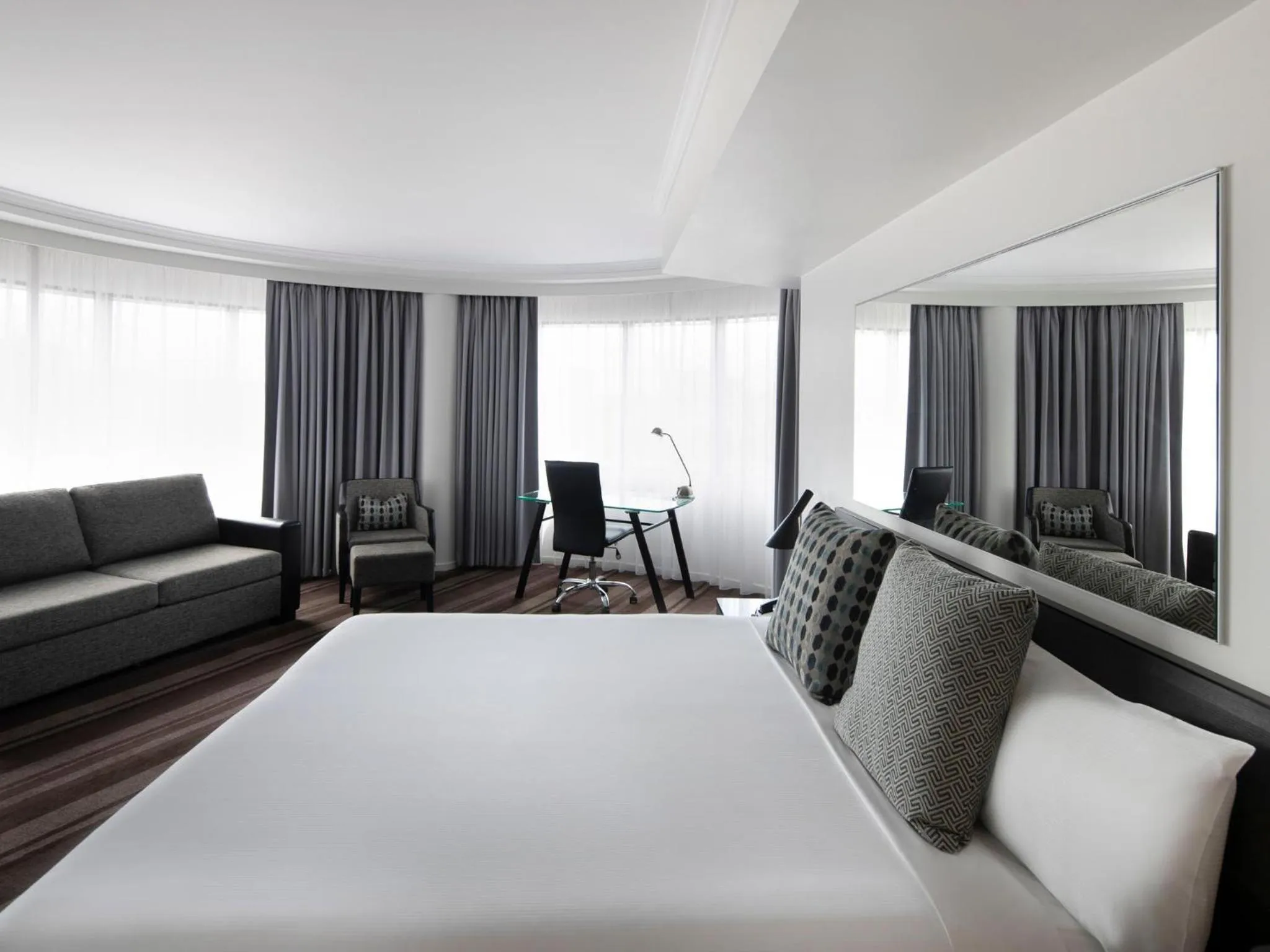 Bedroom, Bed in Mercure Sydney