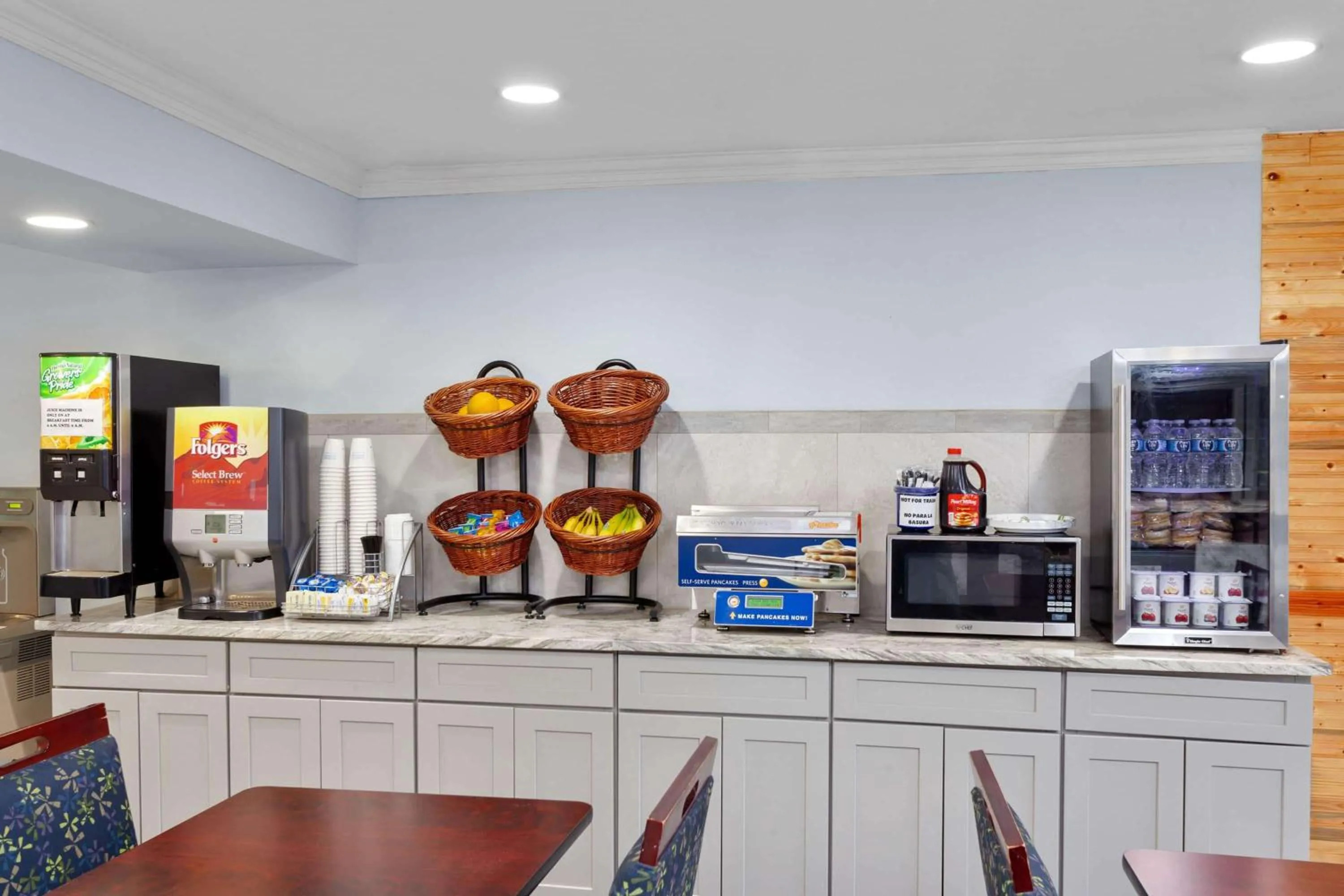 Breakfast in Days Inn & Suites by Wyndham Siler City