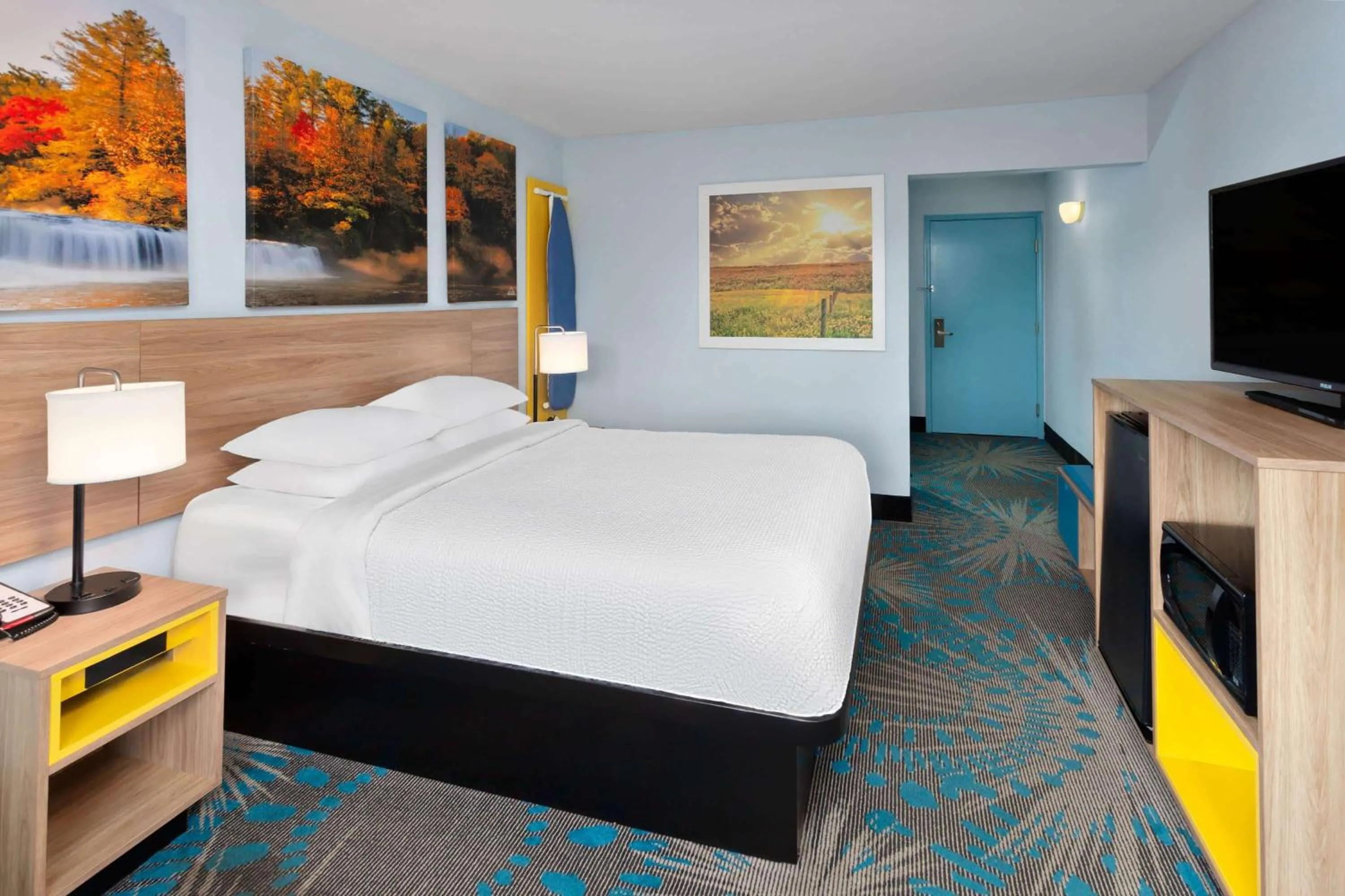 Photo of the whole room, Bed in Days Inn & Suites by Wyndham Siler City