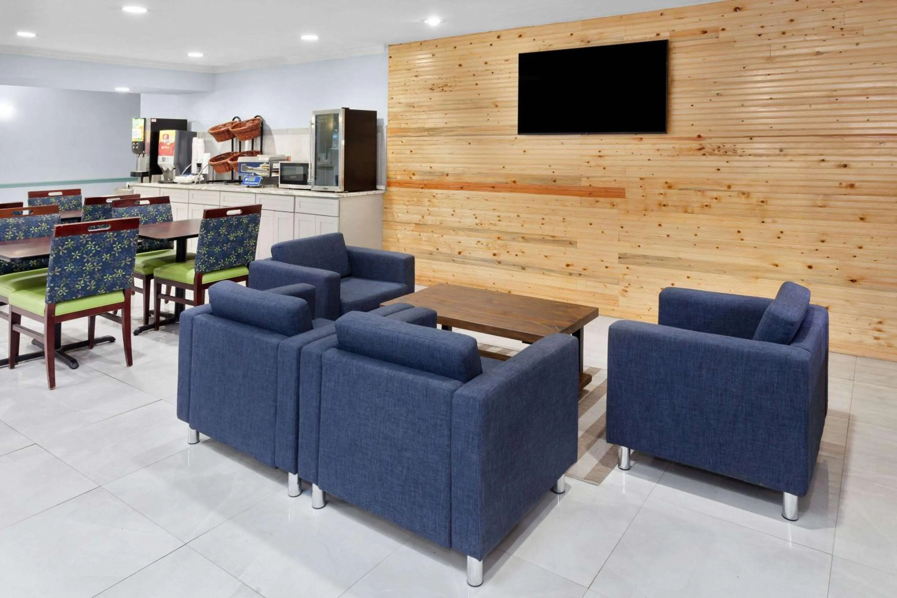 Lobby or reception in Days Inn & Suites by Wyndham Siler City