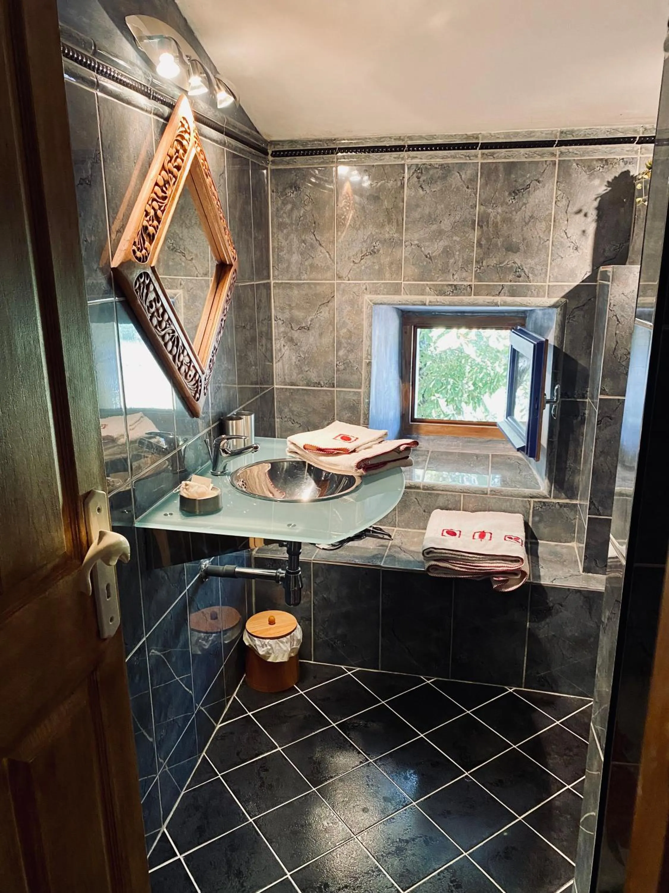 Bathroom, Bed in Le Mas des Sources