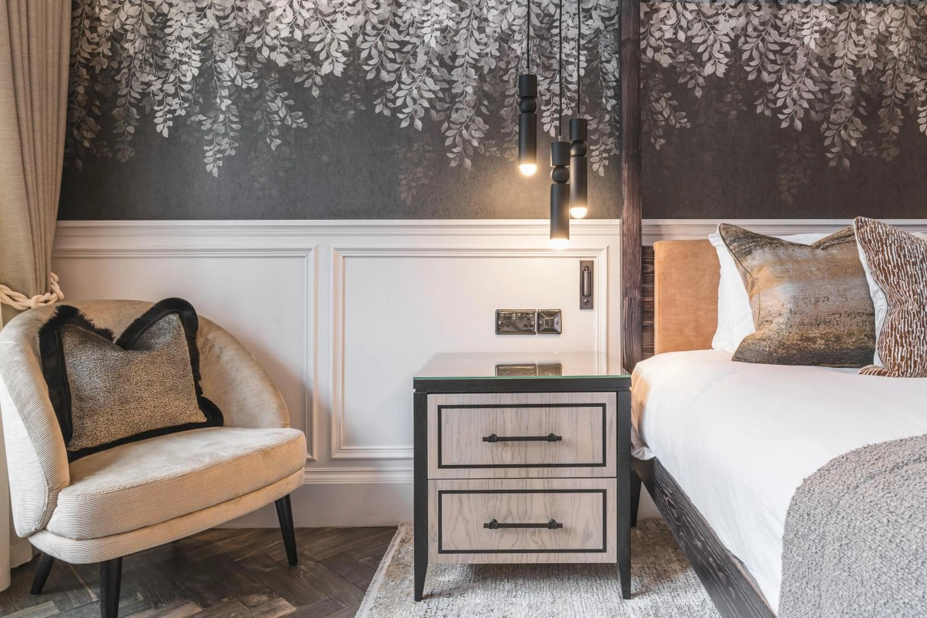 Living room, Bed in Dunkeld House Hotel