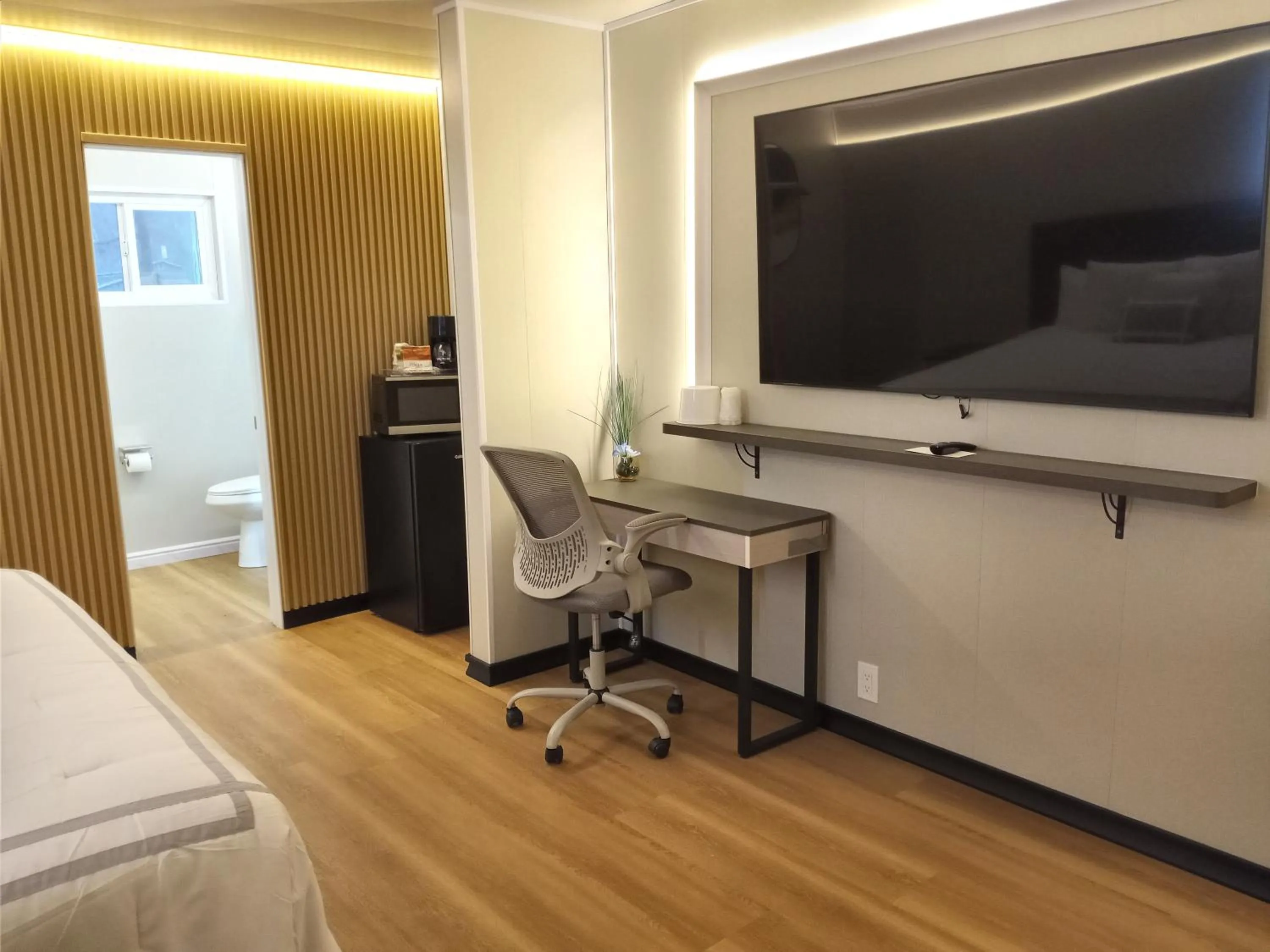 TV and multimedia, Bed in Mountain View Motel