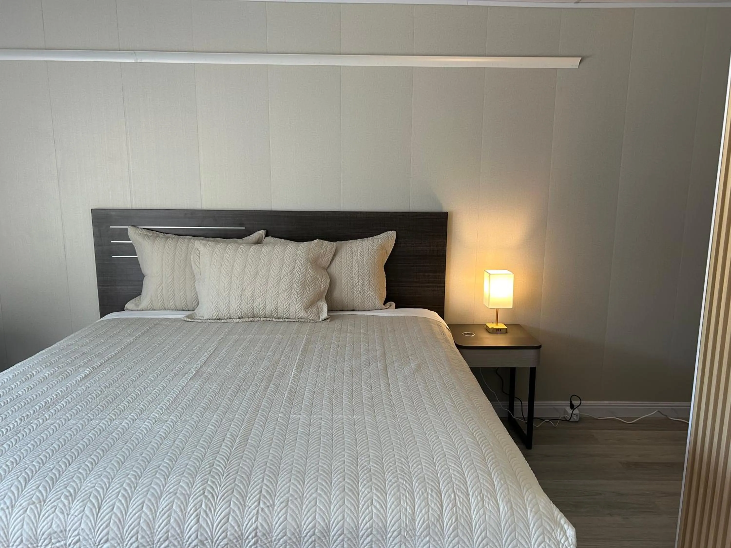 Bed in Mountain View Motel