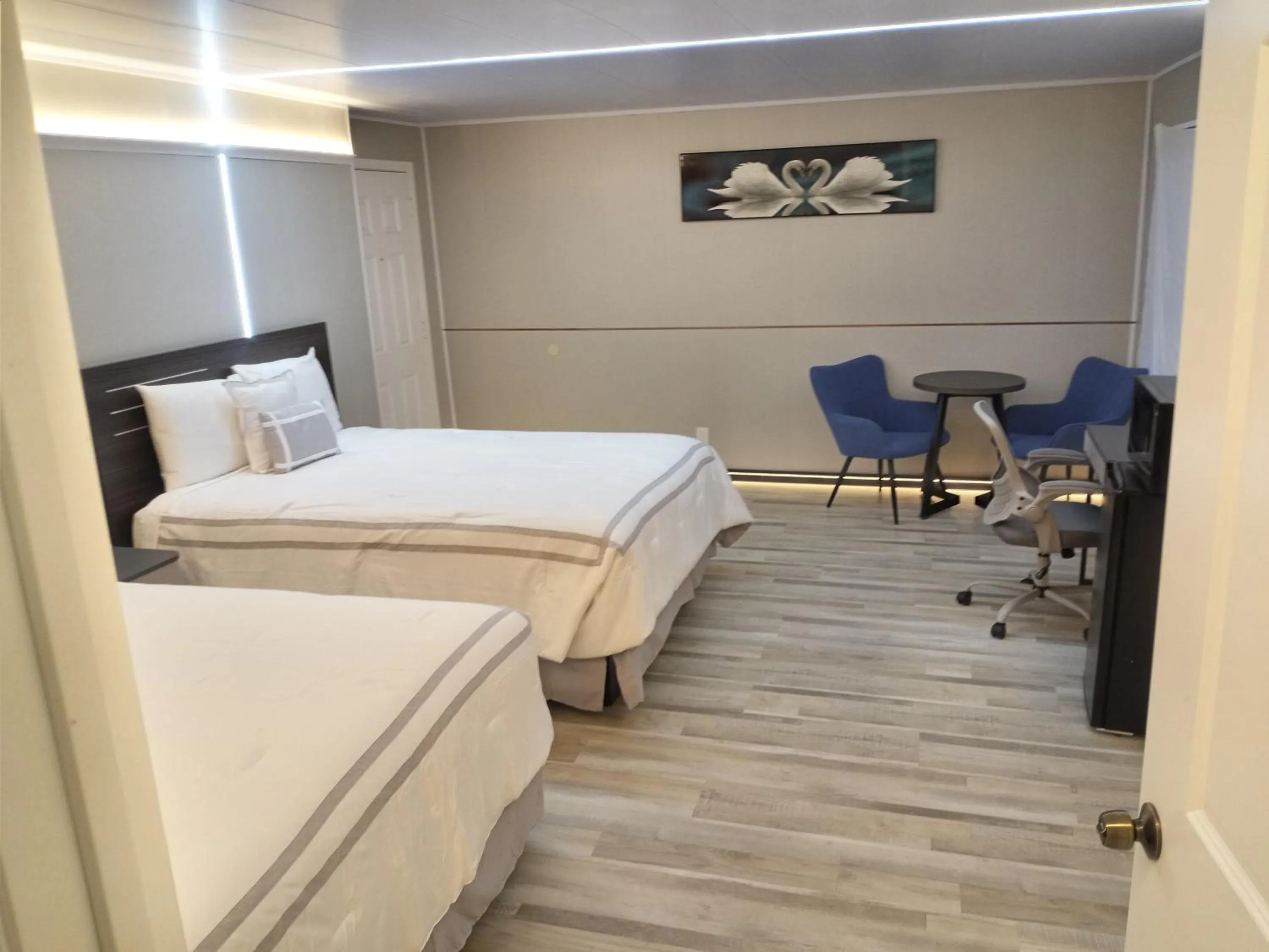 Property building, Bed in Mountain View Motel