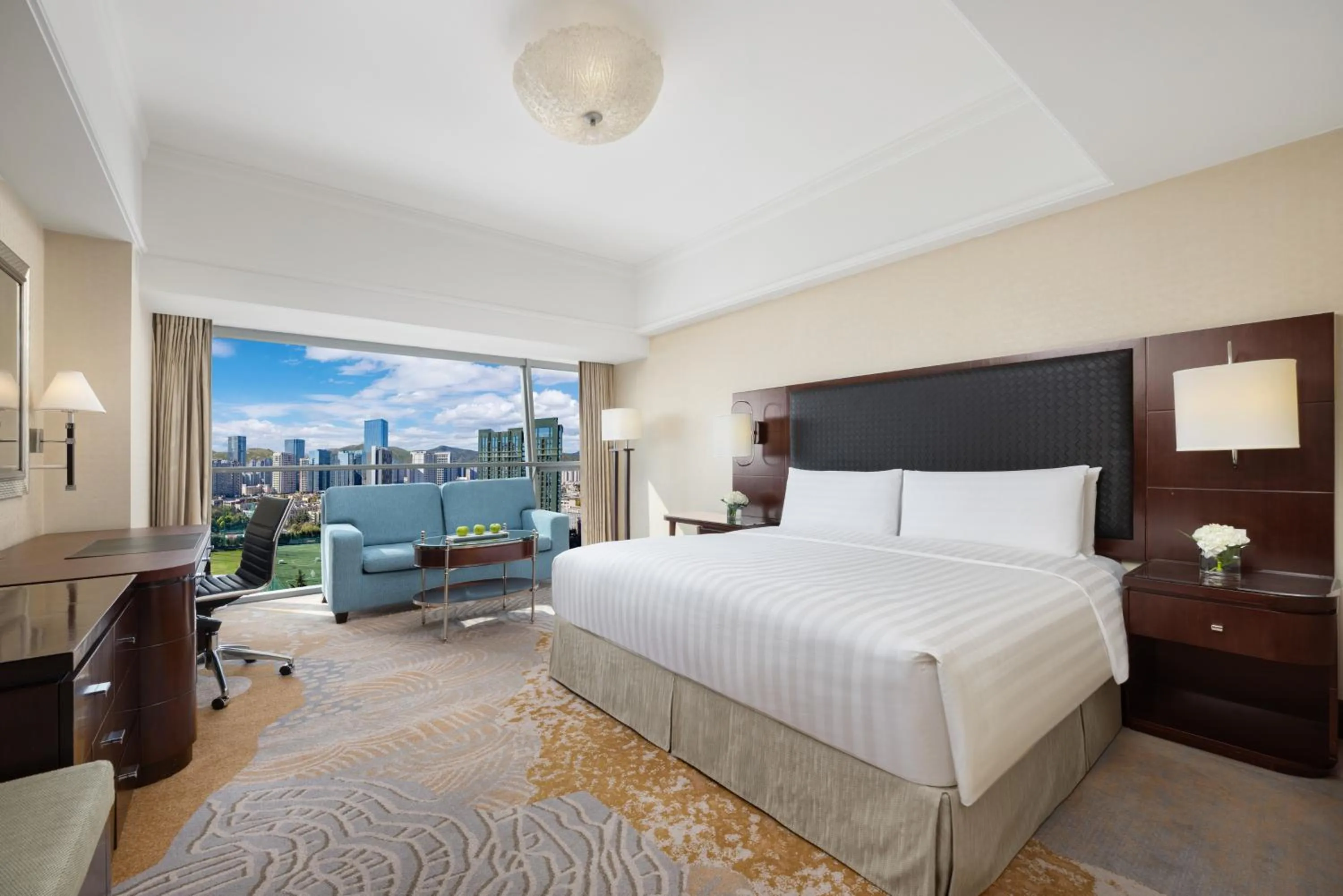 Photo of the whole room, Bed in Shangri-La Xian