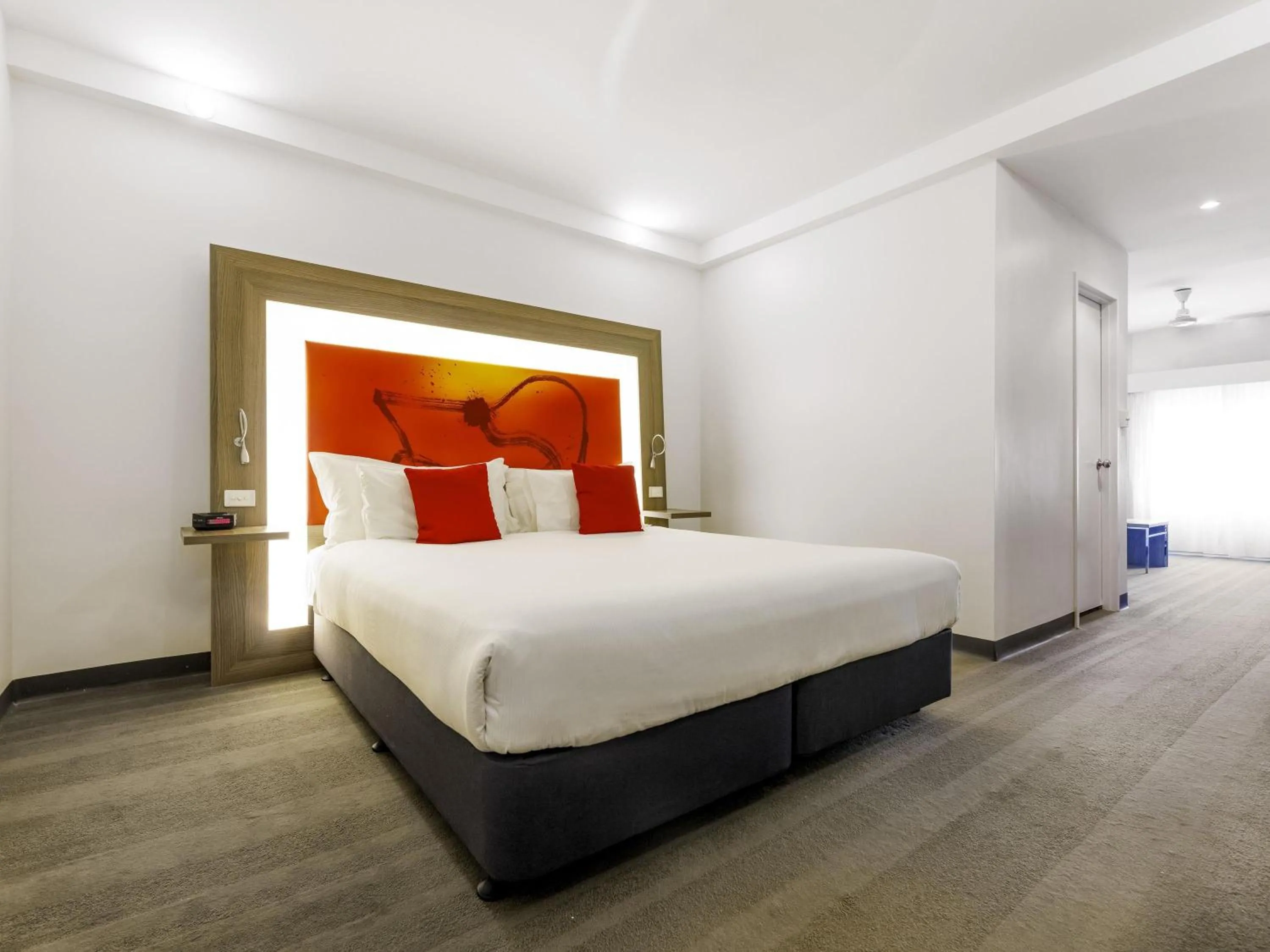 Bedroom, Bed in Novotel Darwin CBD