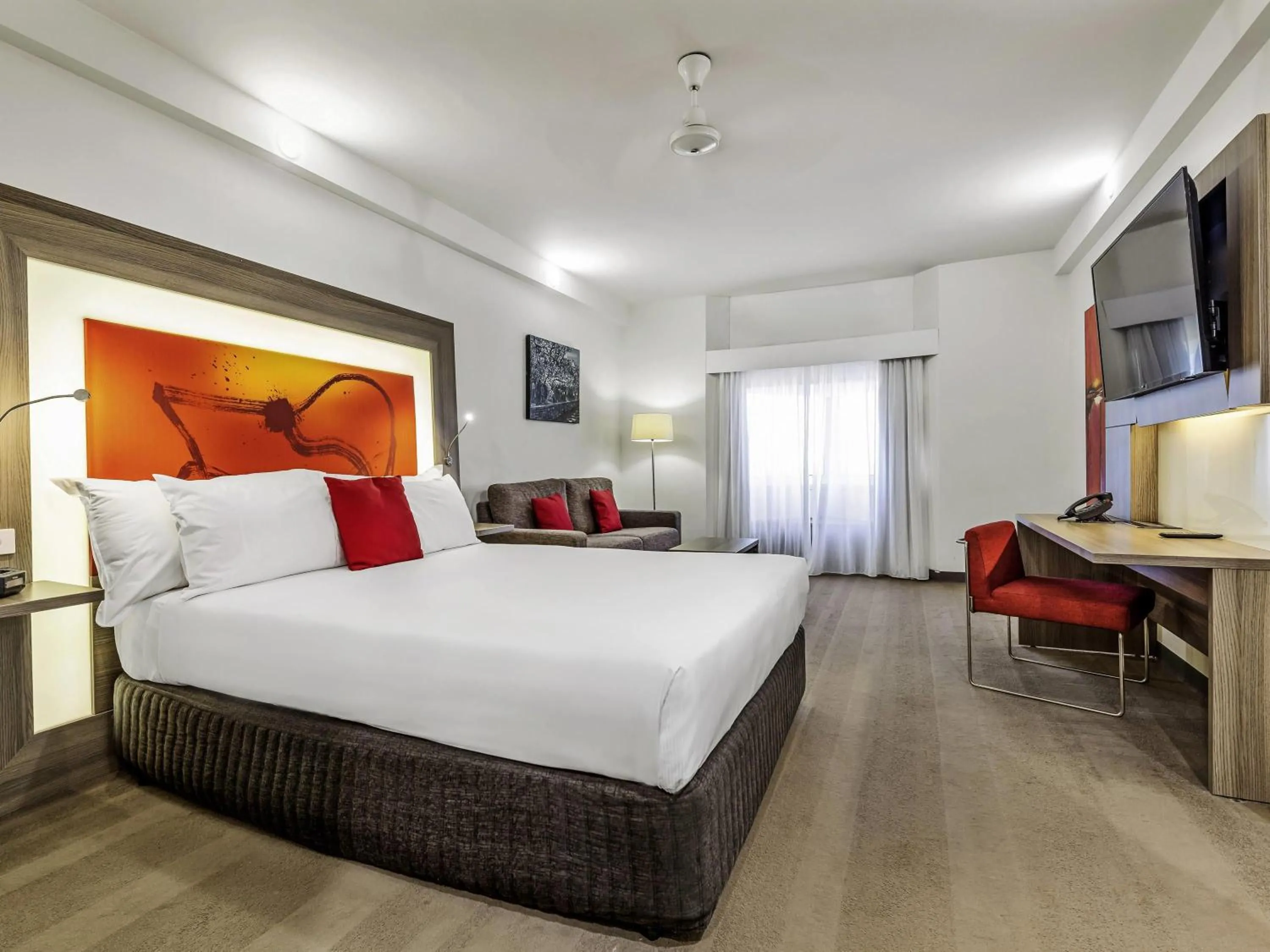 Bedroom, Bed in Novotel Darwin CBD