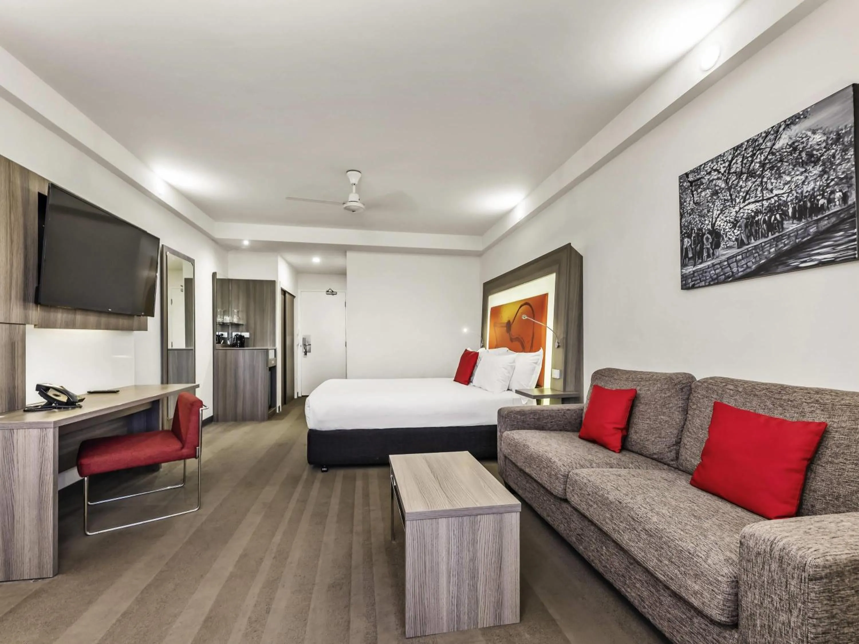 Bedroom, Bed in Novotel Darwin CBD