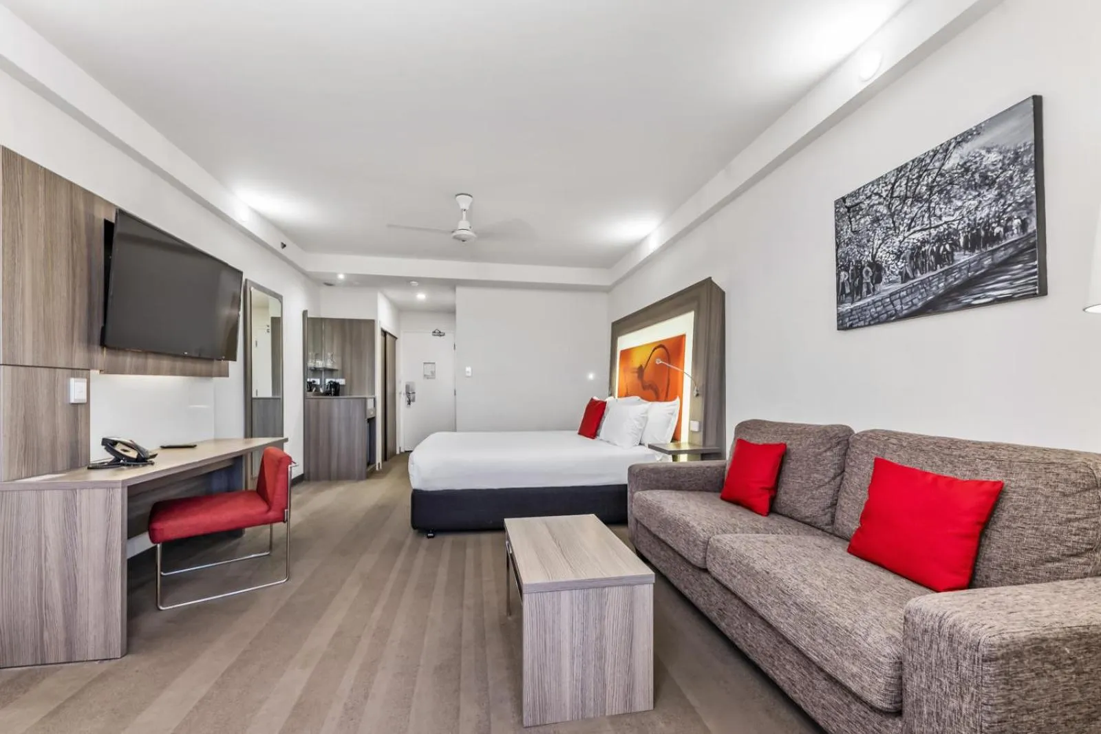 TV and multimedia, Bed in Novotel Darwin CBD