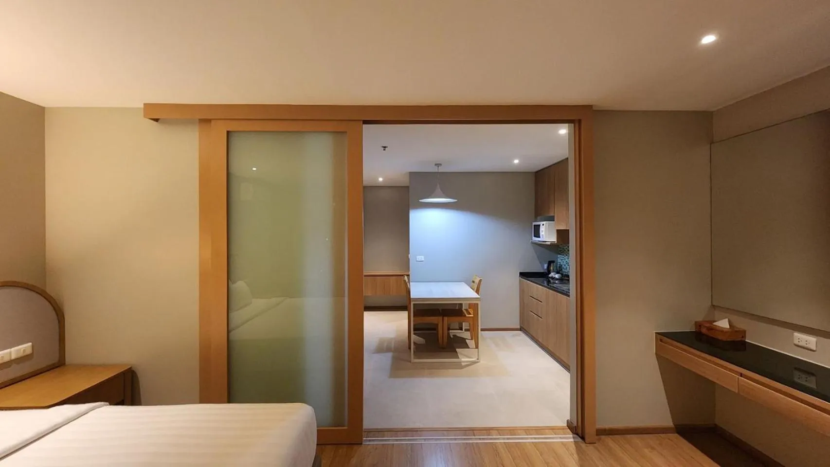 Bedroom, Bed in Brighton Hotel Bangkok