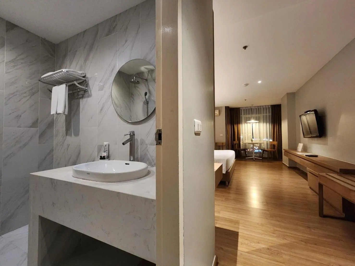 Bedroom, Bed in Brighton Hotel Bangkok