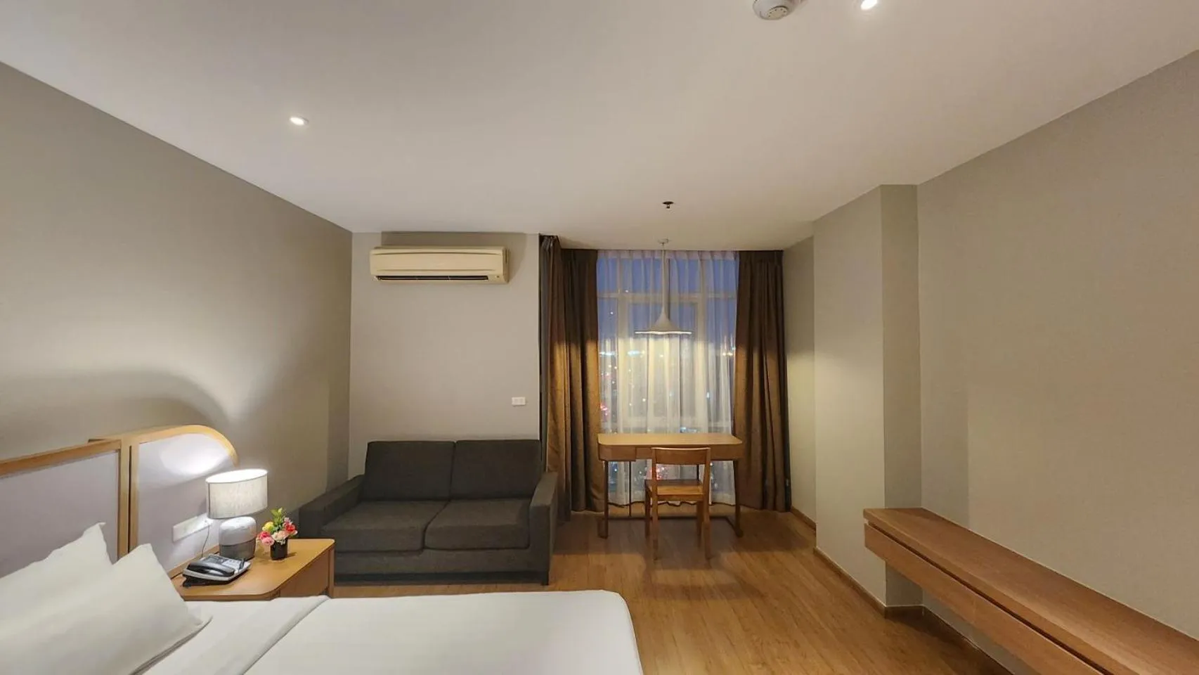 Bedroom, Bed in Brighton Hotel Bangkok