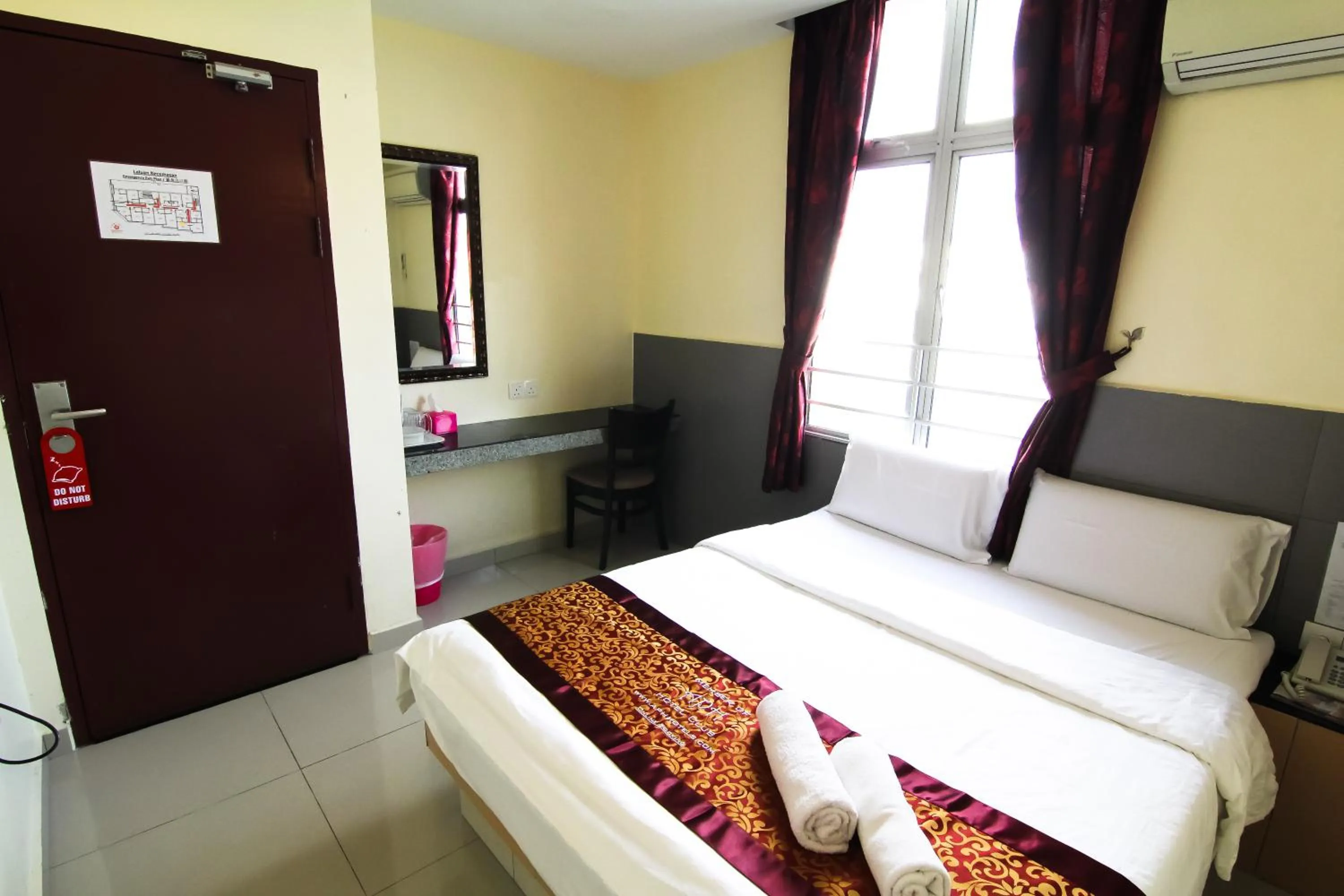 Seating area, Bed in Hotel Seremban Jaya