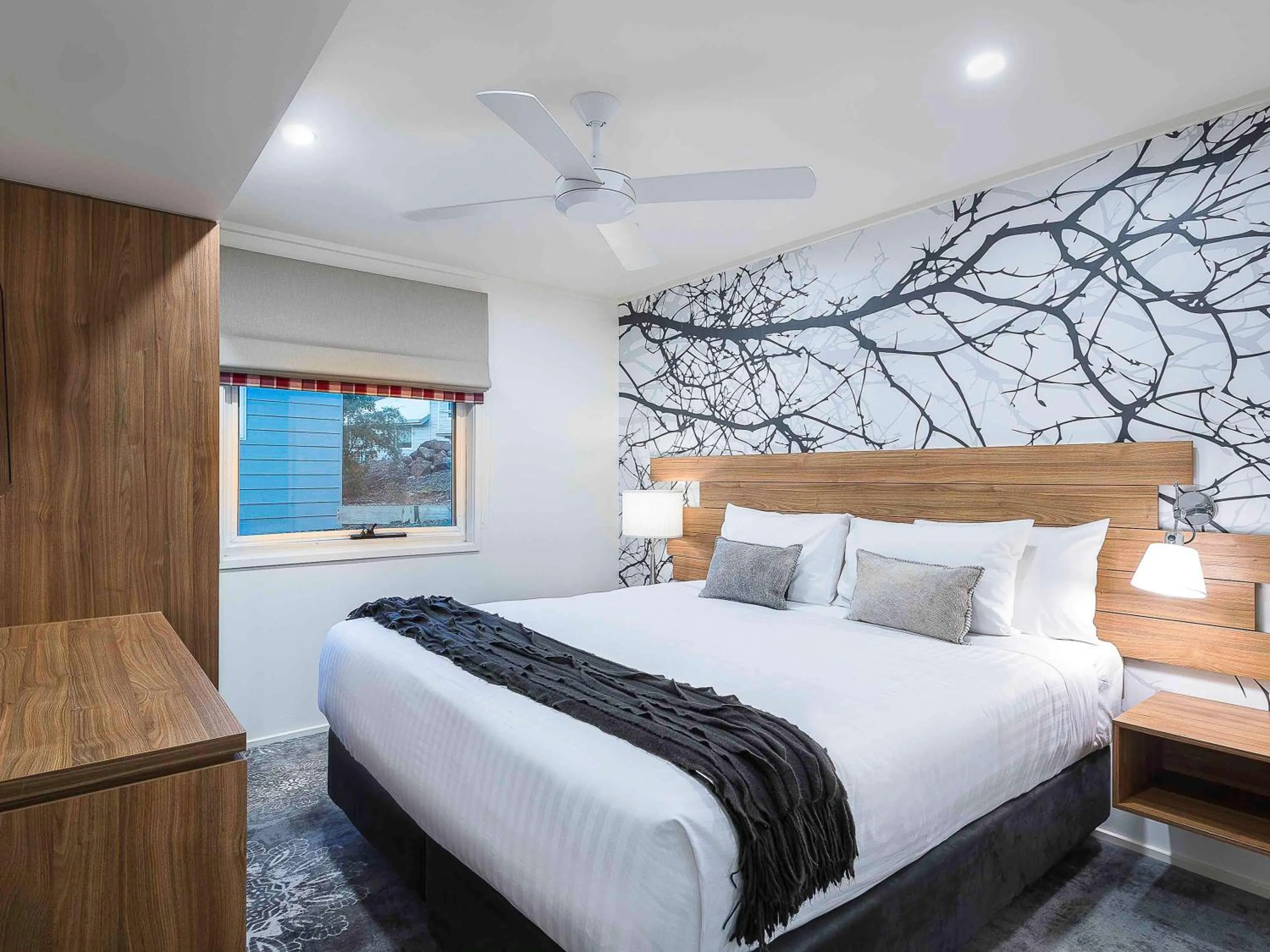 Photo of the whole room, Bed in The Sebel Pinnacle Valley