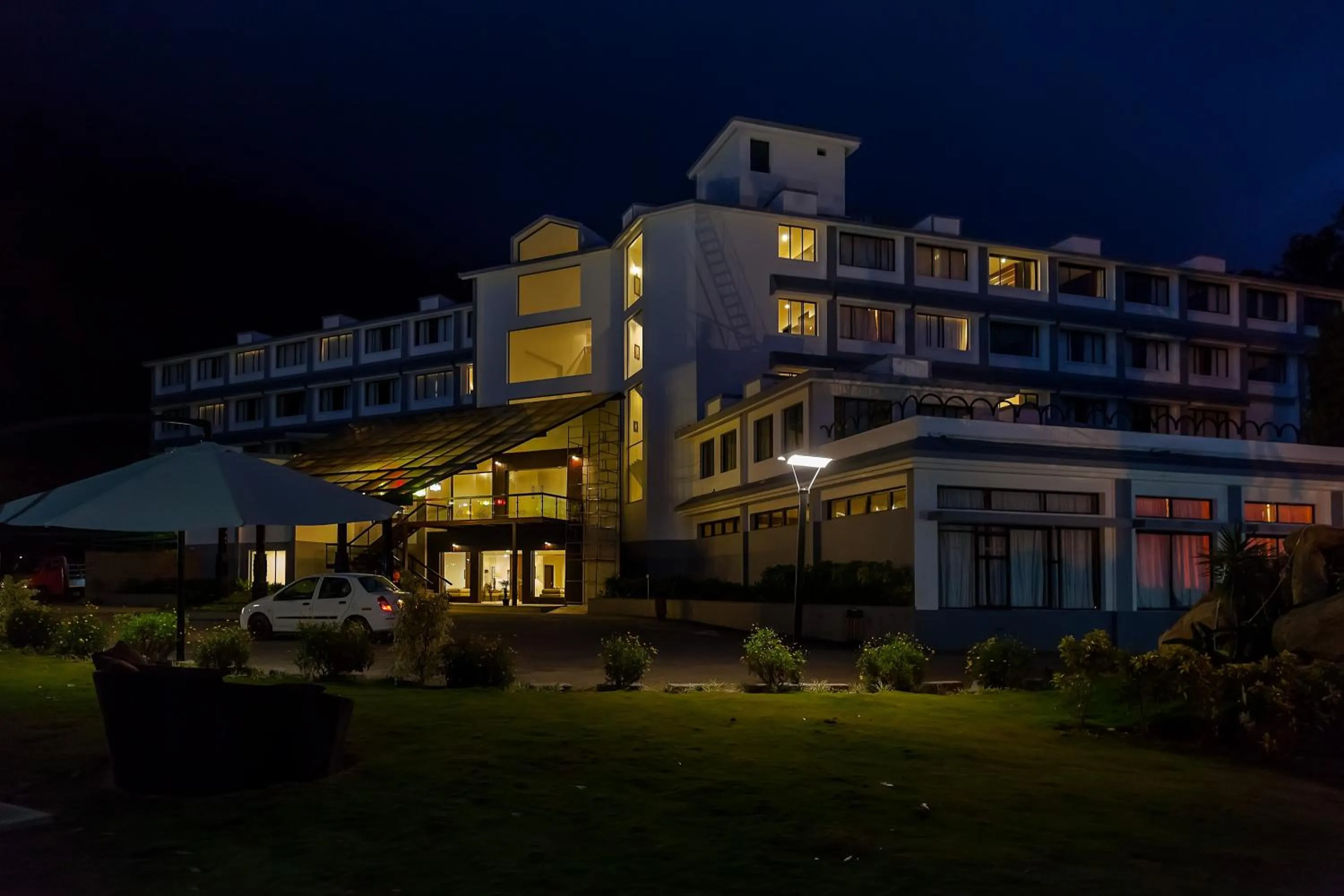 Facade/entrance in Sterling Munnar