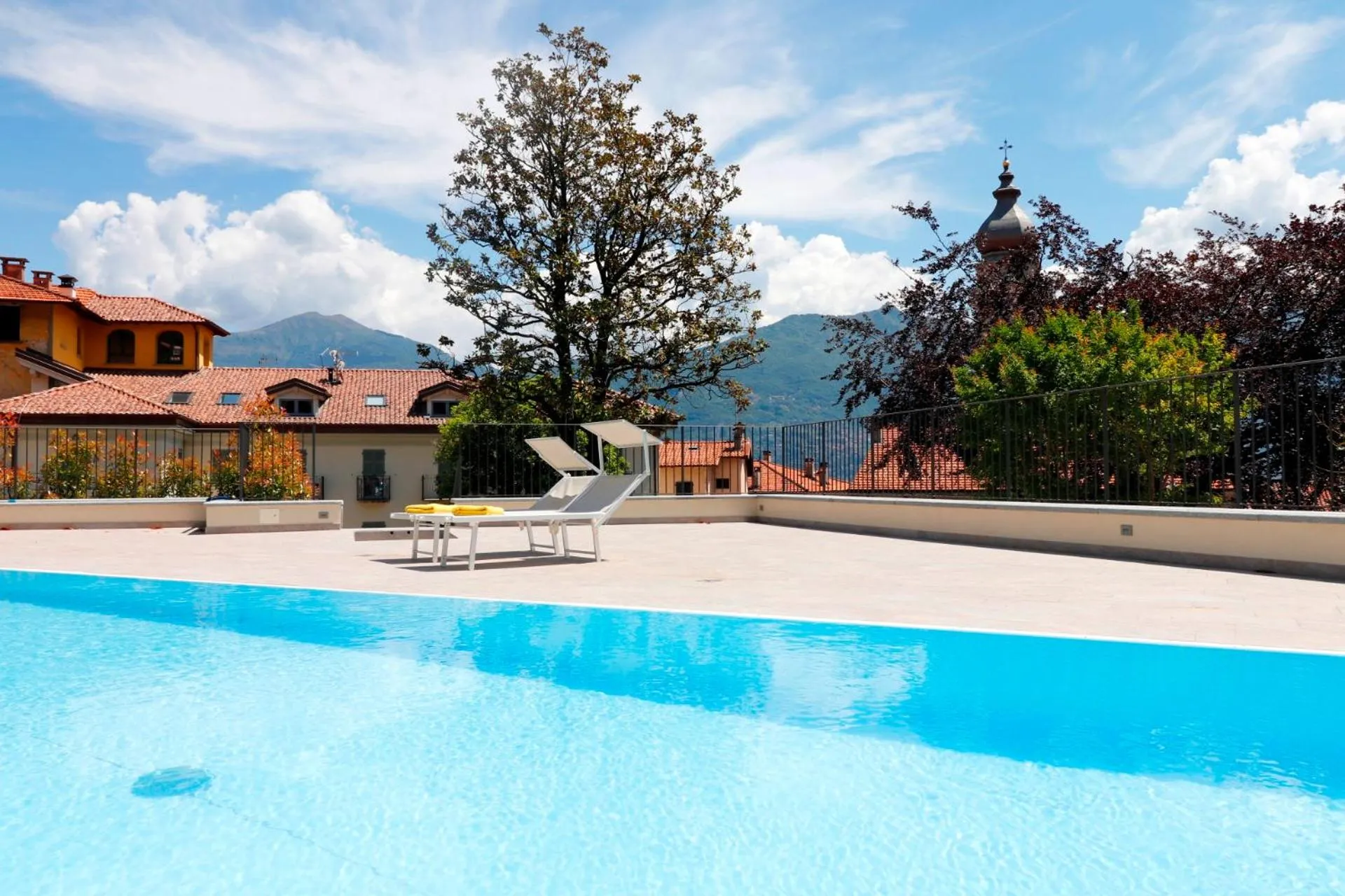 Swimming pool in Castelli Delux